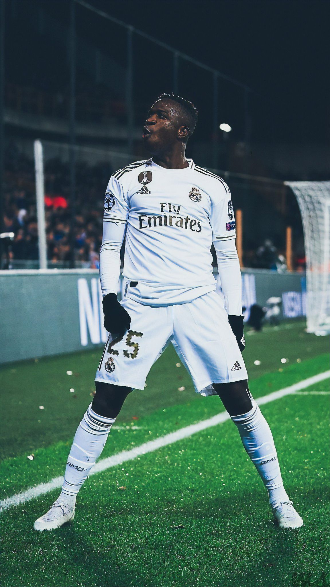 Vinícius Júnior, Real Madrid, Weißes Trikot, Stadion, Abend, Full HD, Handy-Hintergrundbild