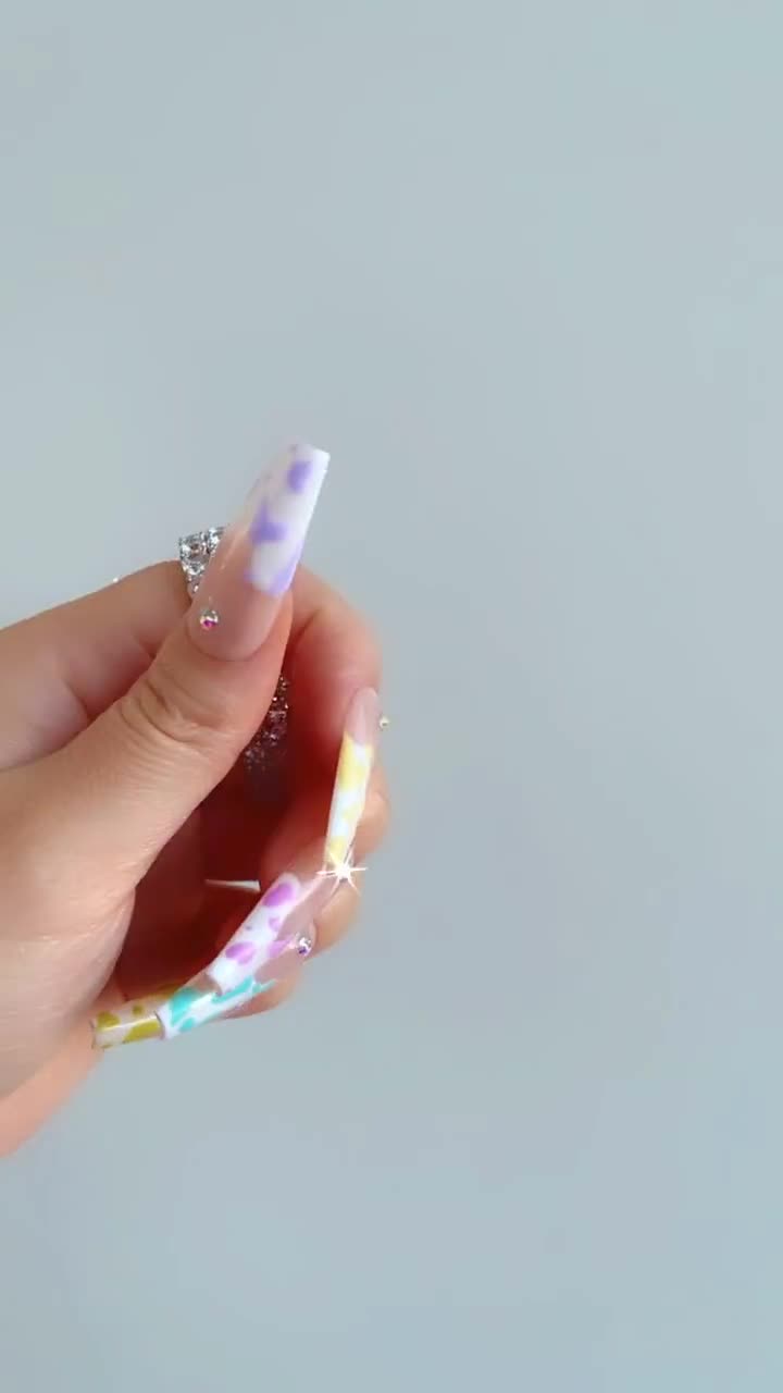 Nail Art, Hand, Lange Nägel, Hellblauer Hintergrund, Holografisch, Sperrbildschirm fürs iPhone