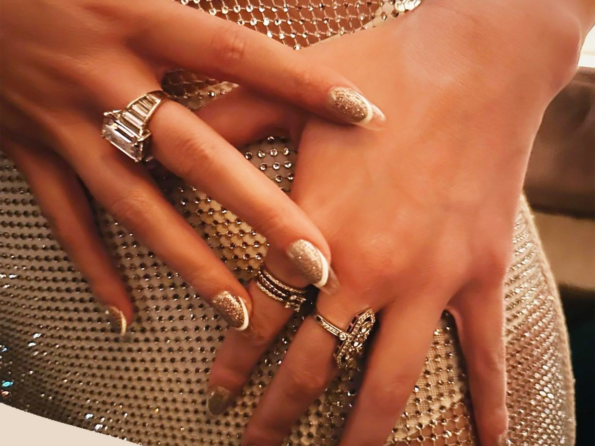 Goldene Nägel, Hände, Ringe, Glitzer, Maniküre, Full HD, Hintergrundbild fürs Tablet