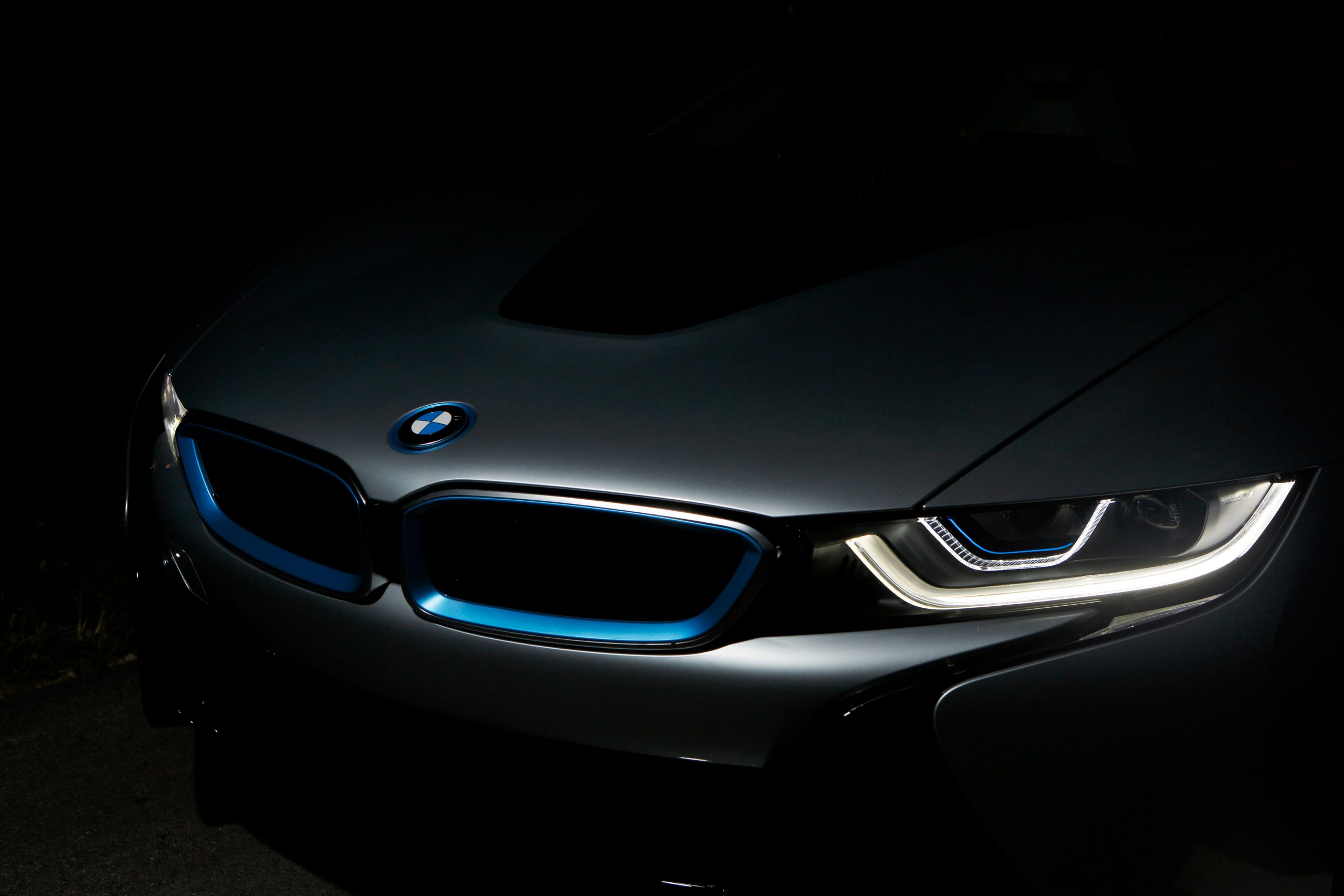 BMW i8, Scheinwerfer, Dunkelheit, Front, Blaue Akzente, 2K, Desktop-Hintergrund für Windows