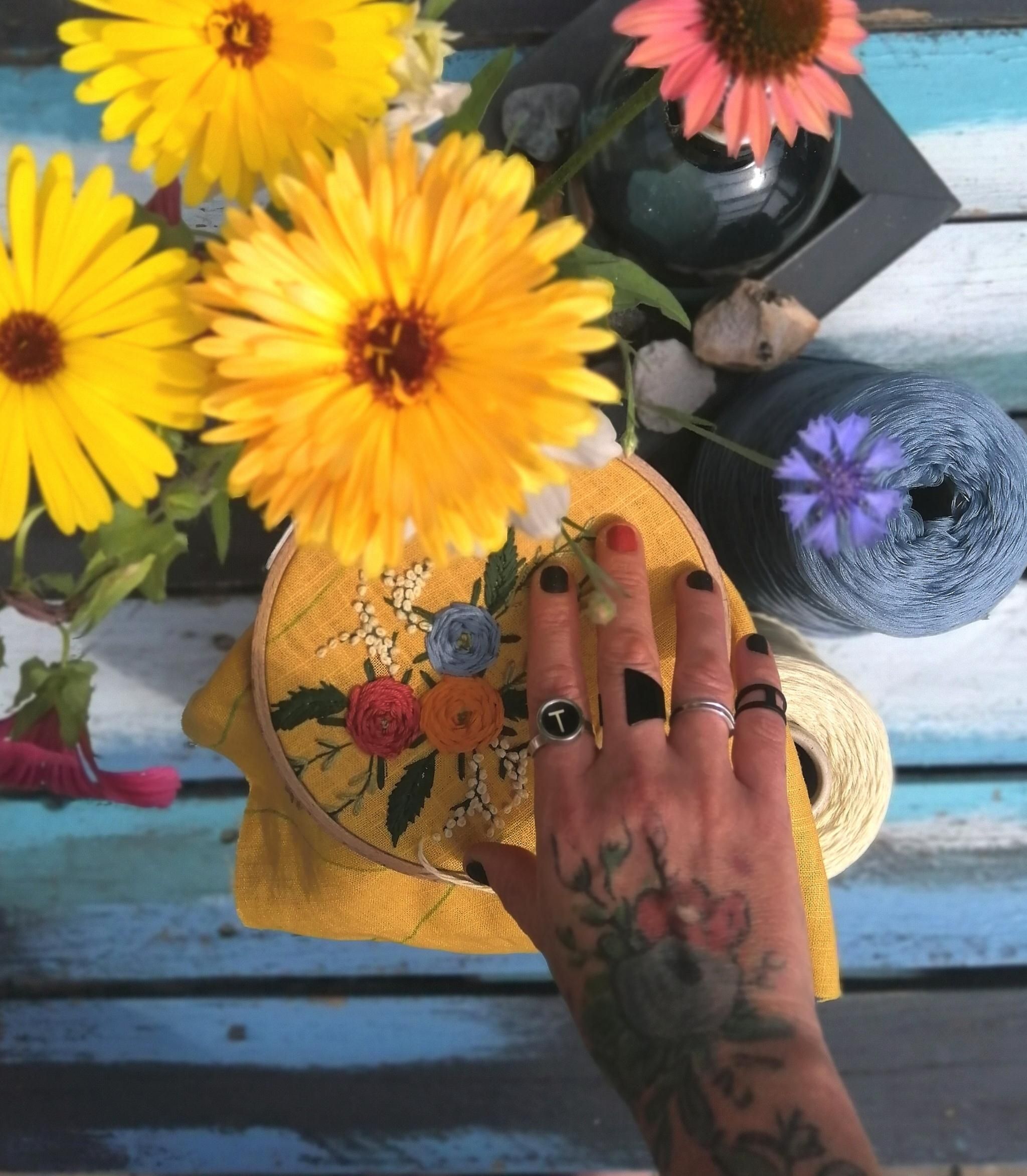 Sonnenblumen, Hand, Tattoo, Gelbe Nägel, Blumen, Full HD, iPad-Hintergrundbild