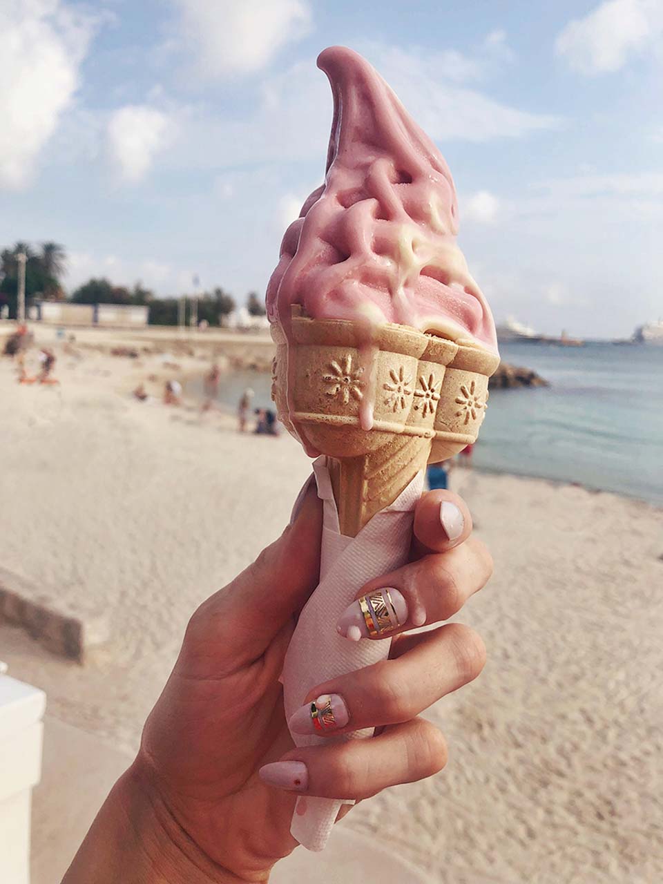 Eiswaffel, Rosa Eis, Hand, Strand, Sommer, HD, iPad-Hintergrundbild