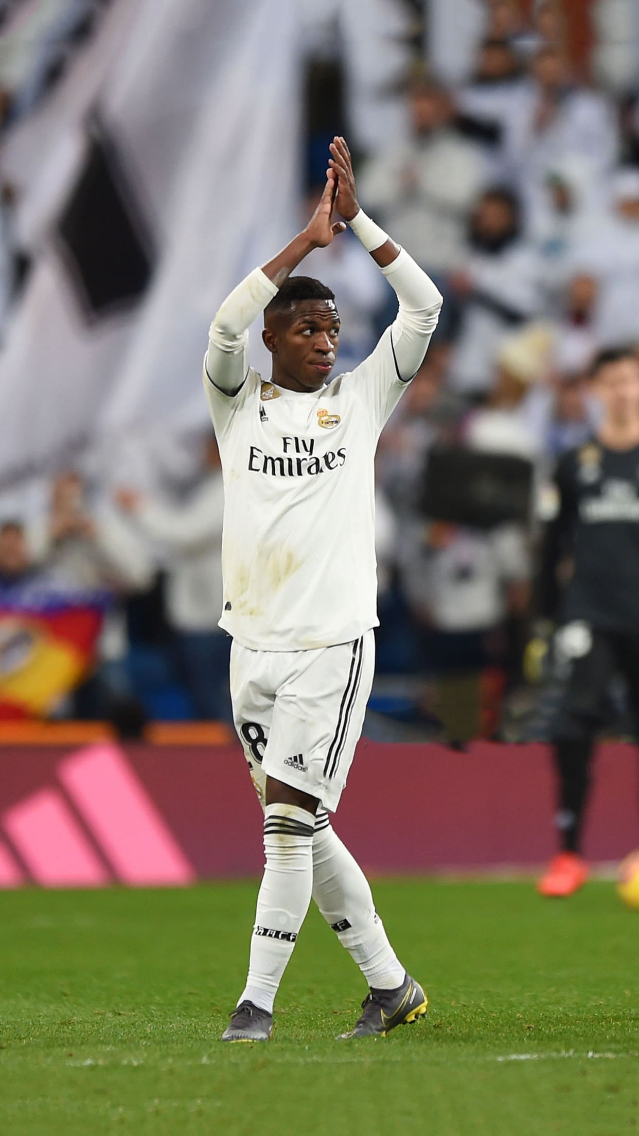 Vinícius Júnior, Real Madrid, Applaus, Rasen, Stadion, Full HD, Hintergrundbild fürs Handy