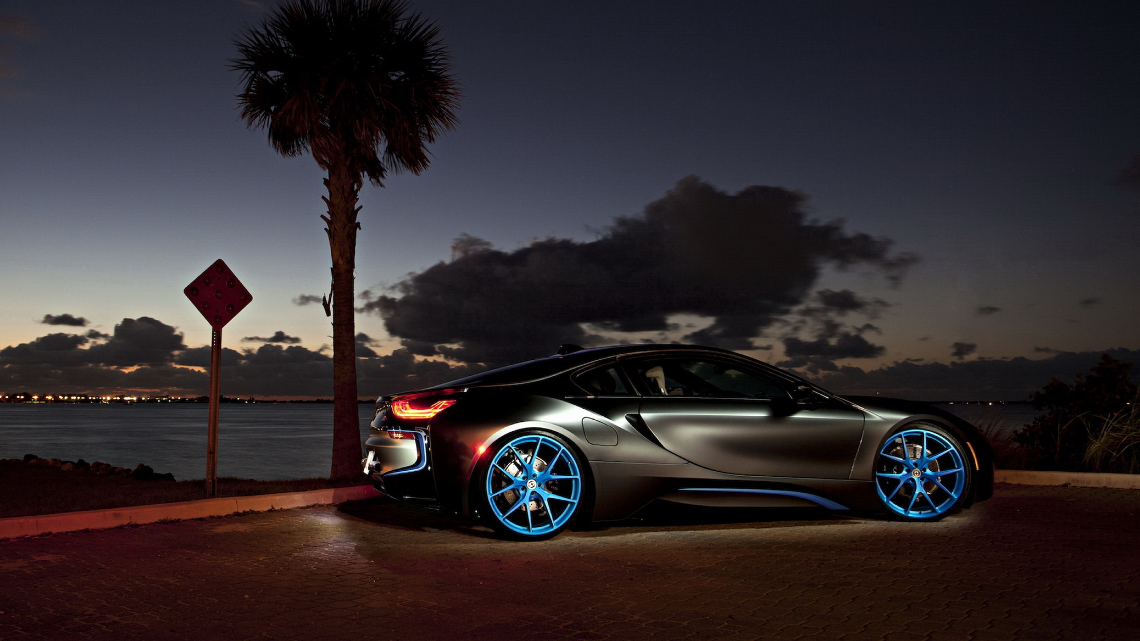 BMW i8, Palme, Abenddämmerung, Blaue Felgen, Seitenansicht, 4K, Windows-Hintergrundbild