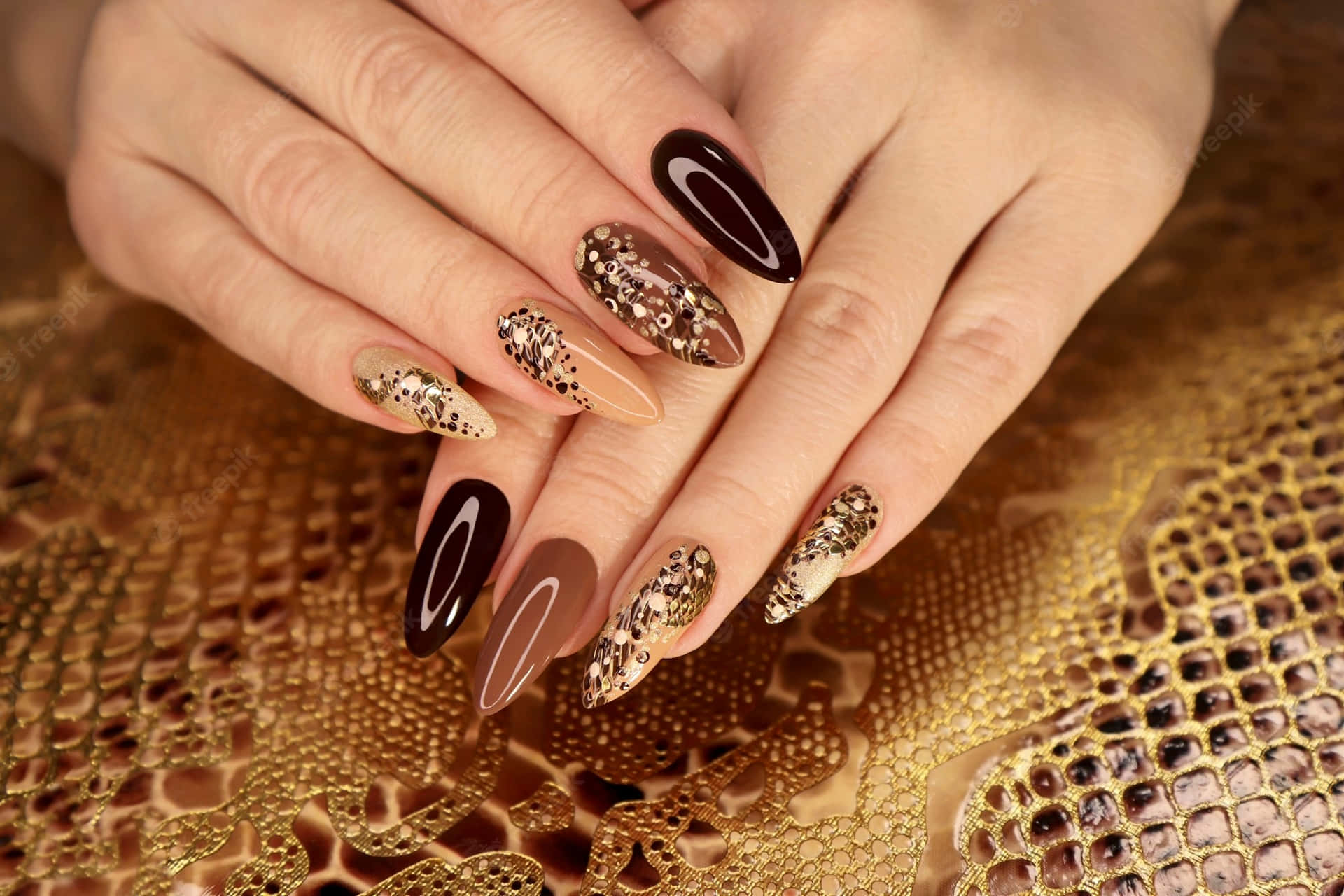 Nageldesign, Glitzer, Mandelform, Braun, Gold, Hände, Full HD, Desktop-Hintergrund für Windows