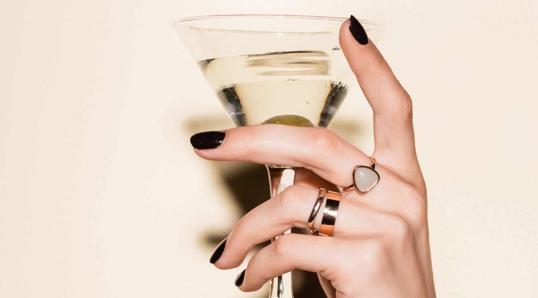 Schwarze Nägel, Martiniglas, Cocktail, Ringe, Hand, Eleganz, HD, PC-Hintergrundbild
