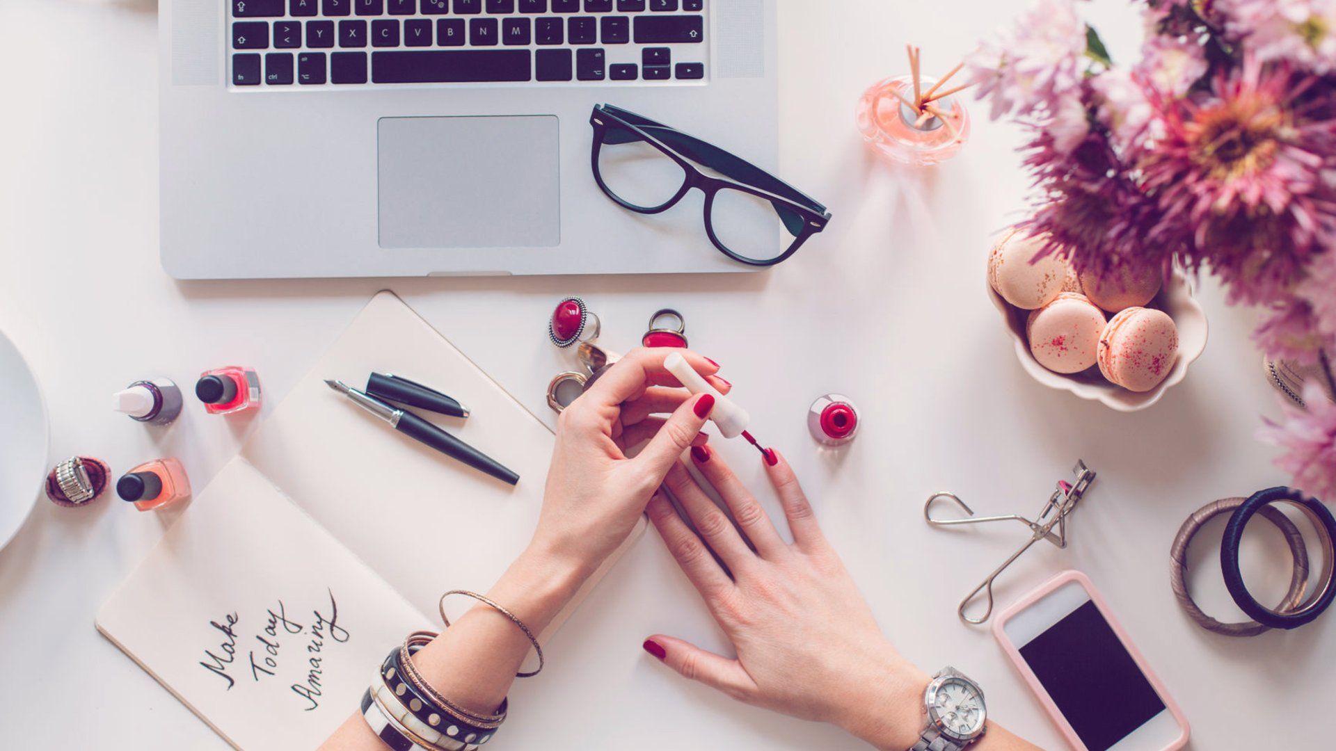 Maniküre, Roter Nagellack, Laptop, Schreibtisch, Blumen, Draufsicht, Full HD, PC-Hintergrundbild