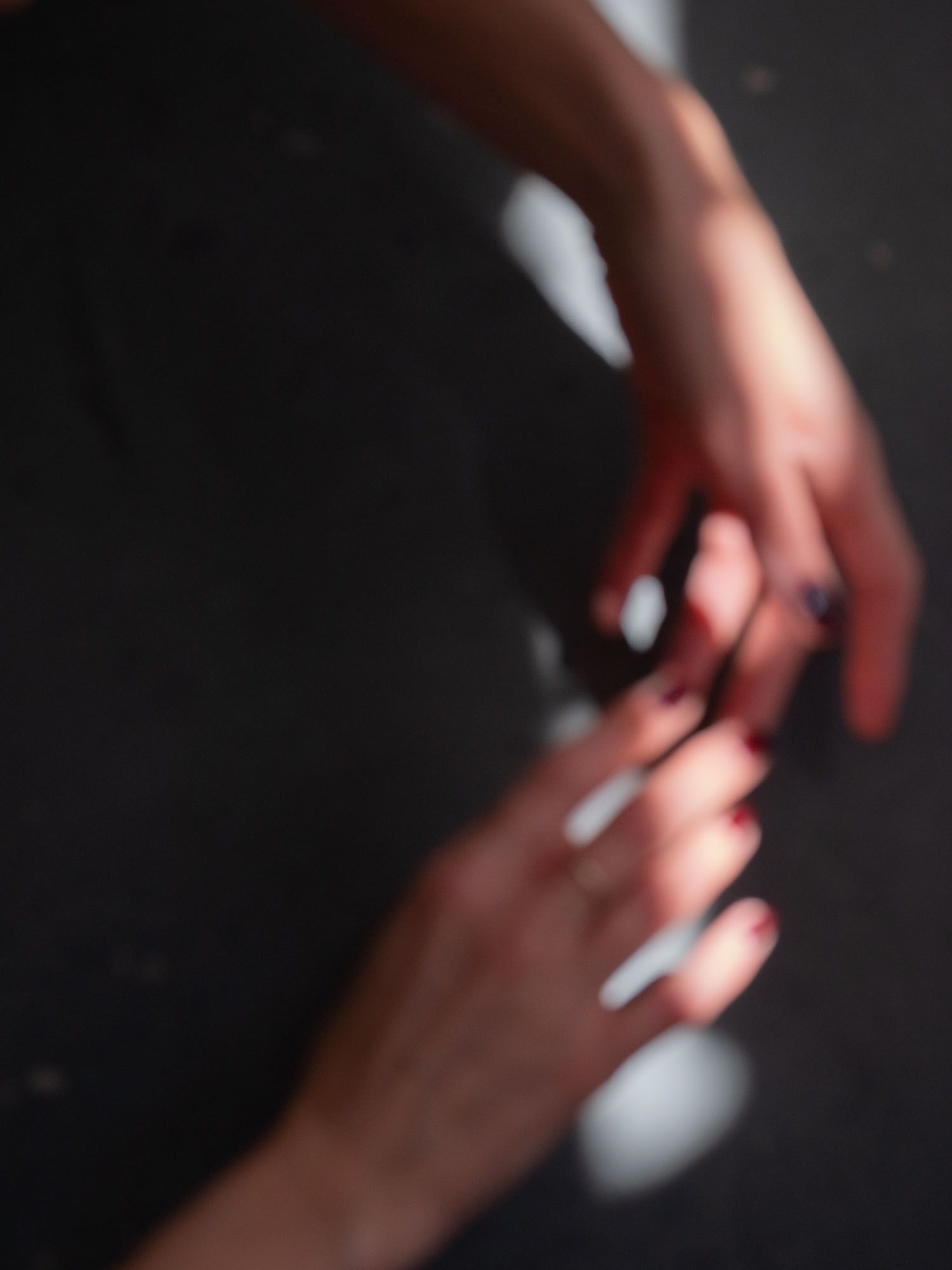 Hände, Schatten, Dunkler Hintergrund, Maniküre, QHD+ Wallpaper