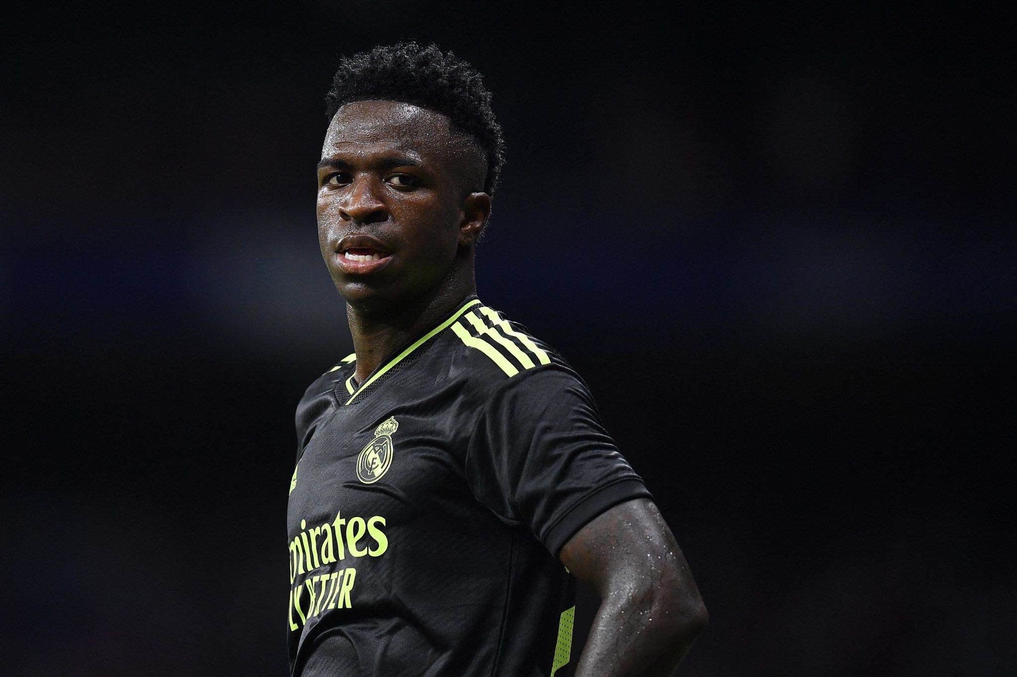 Vinícius Júnior, Real Madrid, Schwarzes Trikot, Dunkler Hintergrund, Porträt, Full HD Wallpaper