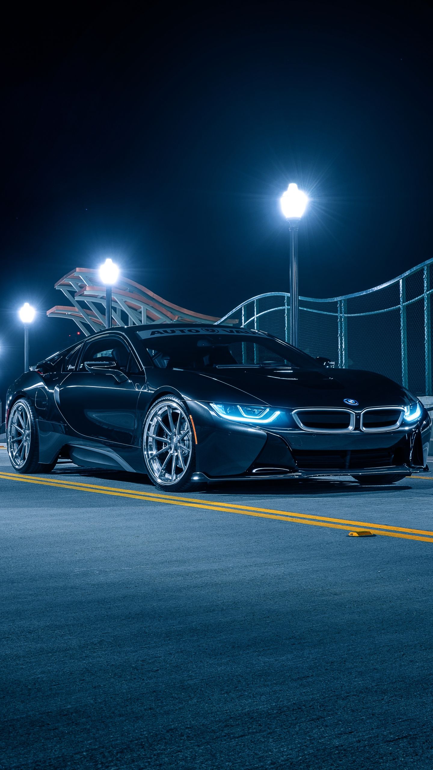 BMW i8, Nacht, Straßenlaterne, Blaues Licht, Dunkle Stimmung, QHD+, iPhone-Hintergrundbild