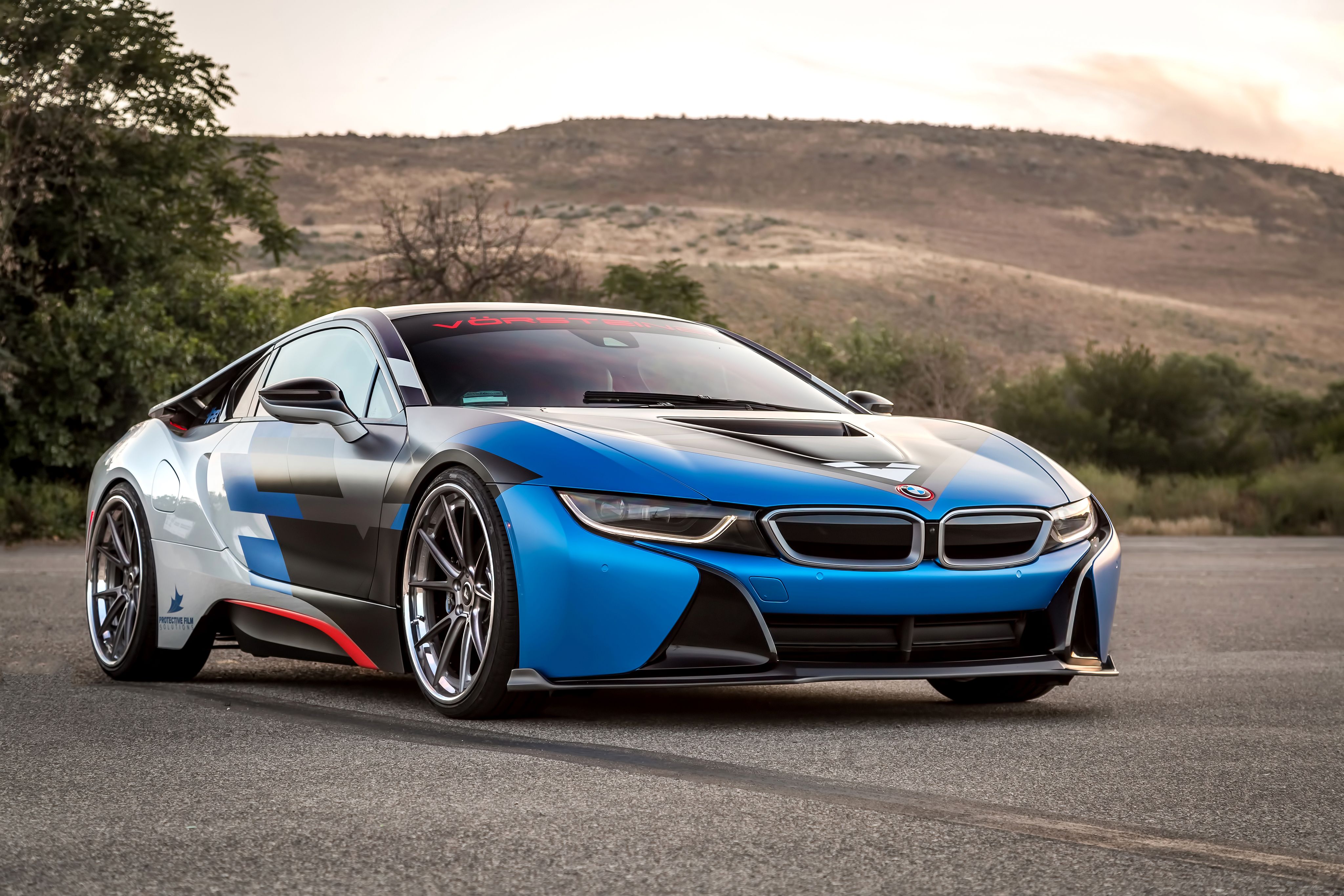 BMW i8, Folierung, Blau und Weiß, Hügel, Supersportwagen, 4K-Hintergrundbild für PC