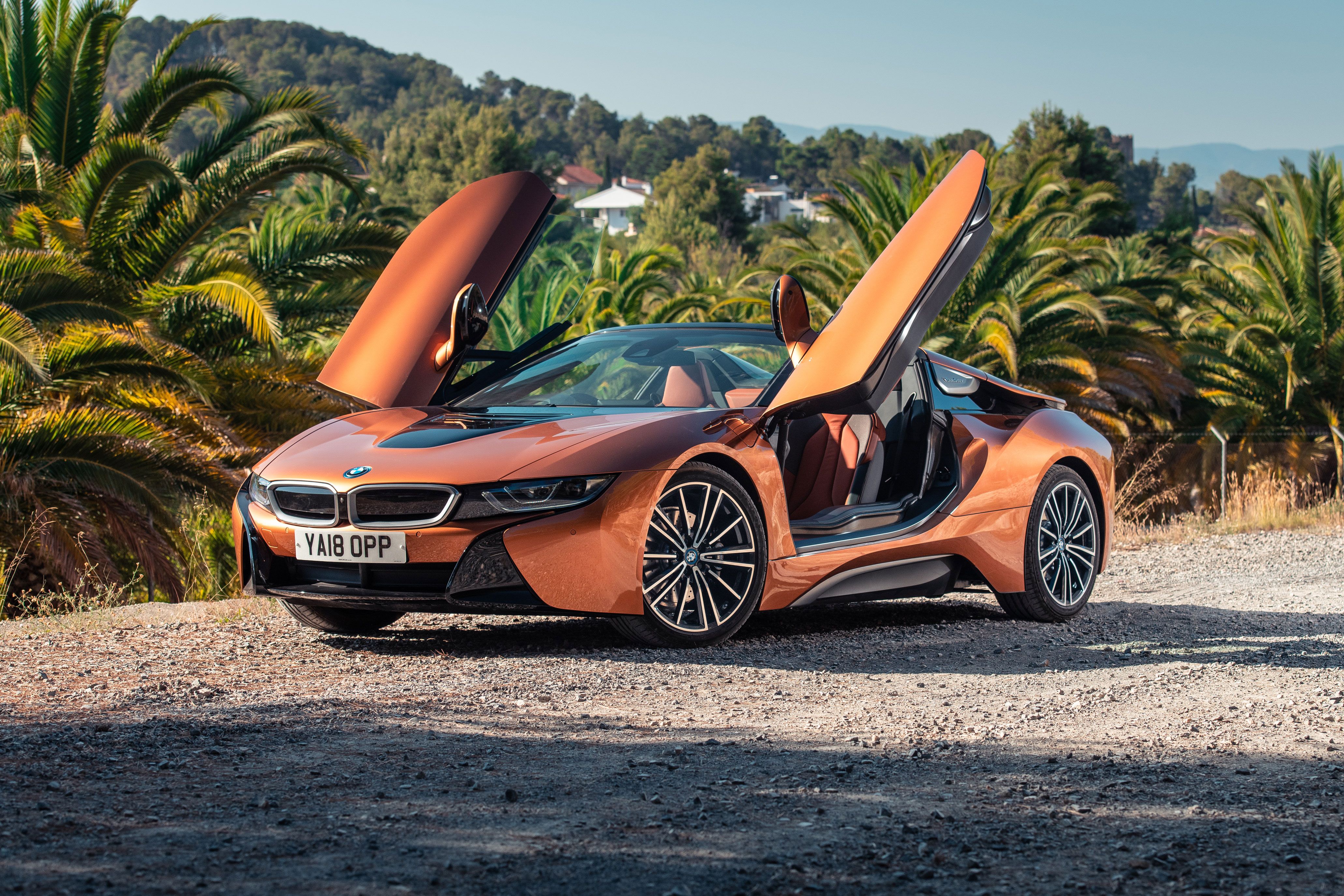 BMW i8 Roadster, Flügeltüren, Kupferfarben, Palmen, Cabrio, 4K, Desktop-Hintergrund