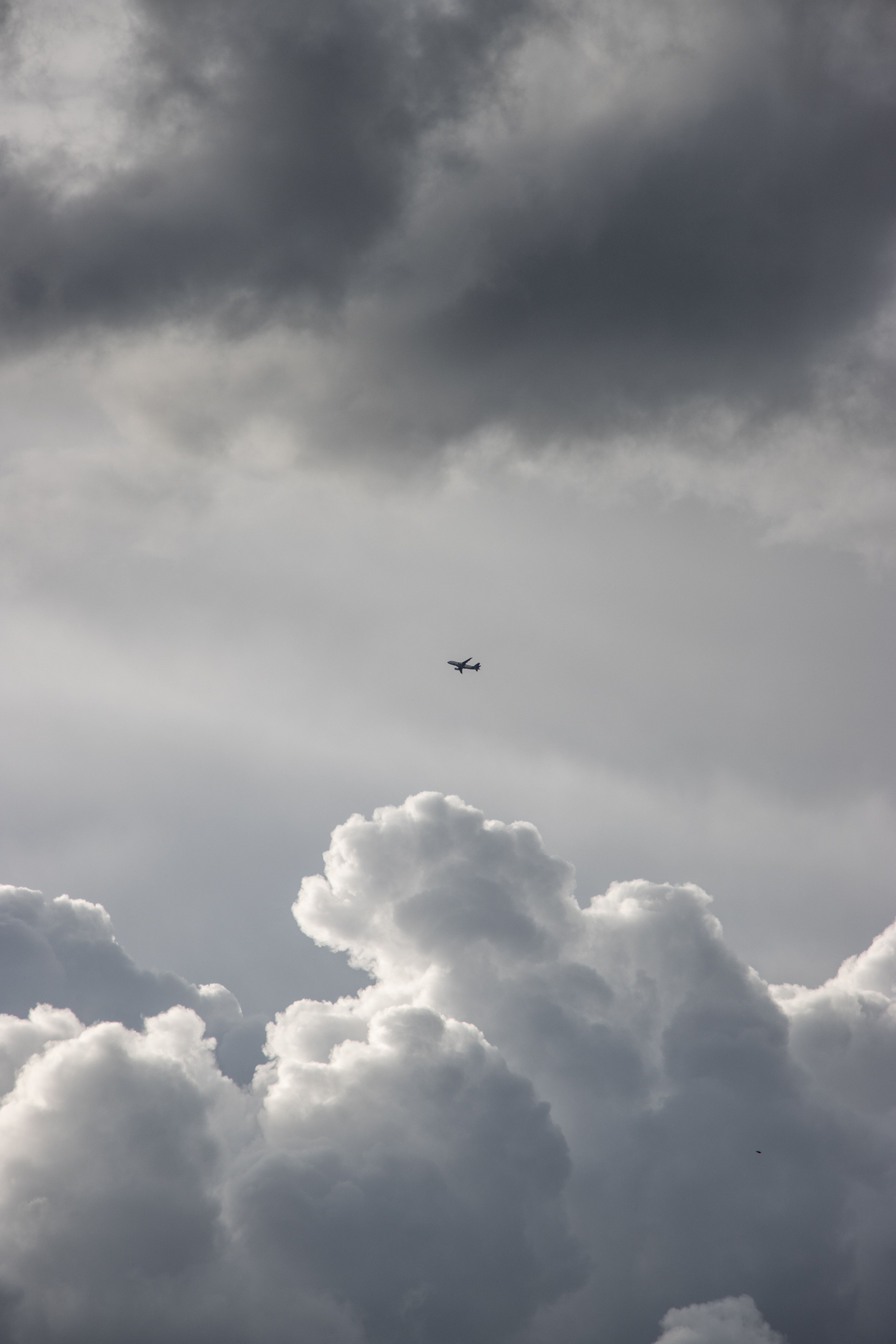 Wolken, Flugzeug, Bewölkter Himmel, Grau, Dramatisch, QHD+, Hintergrundbild fürs Handy