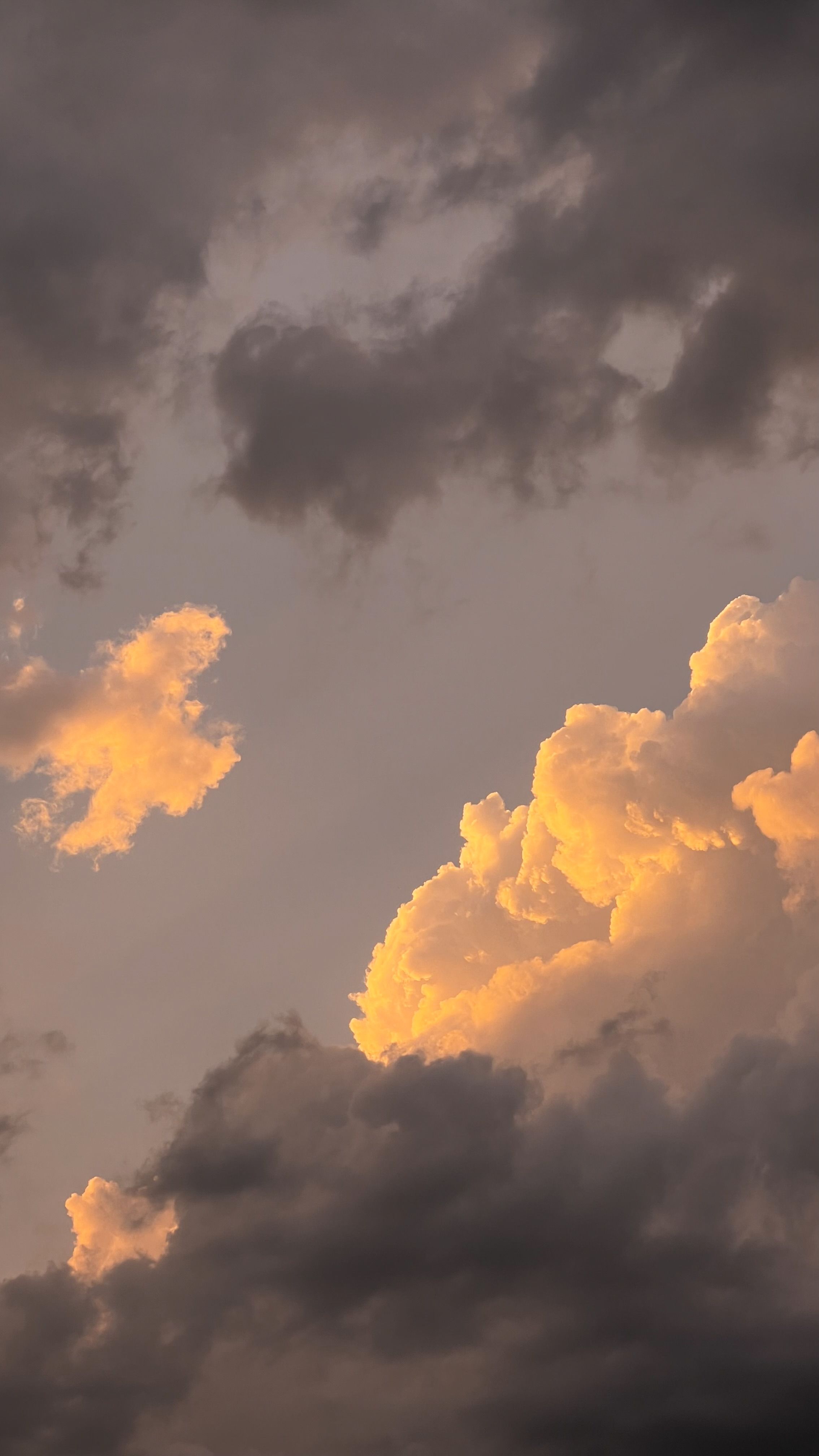 Gewitterwolken, Goldene Wolken, Grauer Himmel, Dramatisch, QHD+, iPhone-Hintergrundbild
