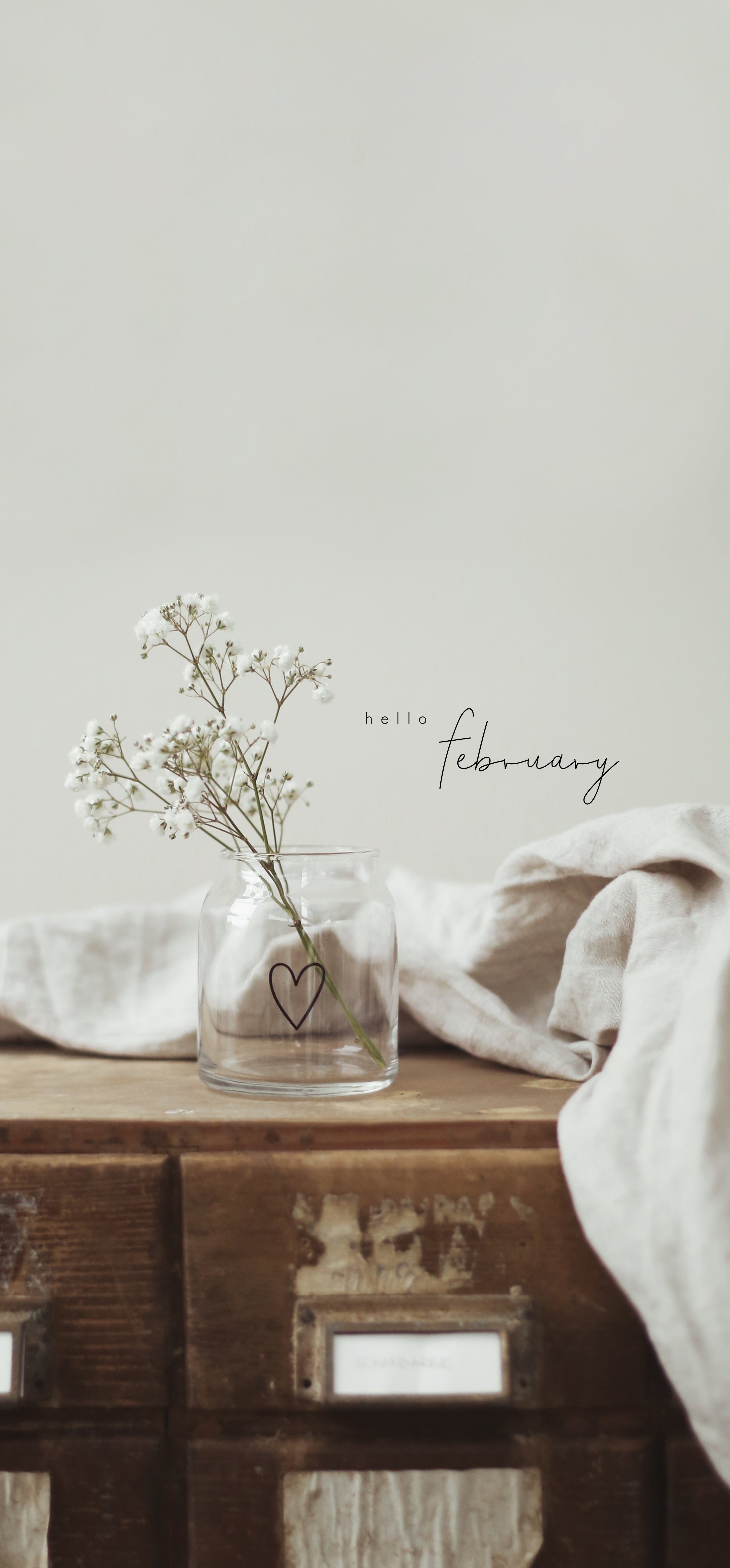 Kommode, Blumenvase, Stillleben, Hellgrau, Vintage, QHD+, Handy-Hintergrund im Hochformat