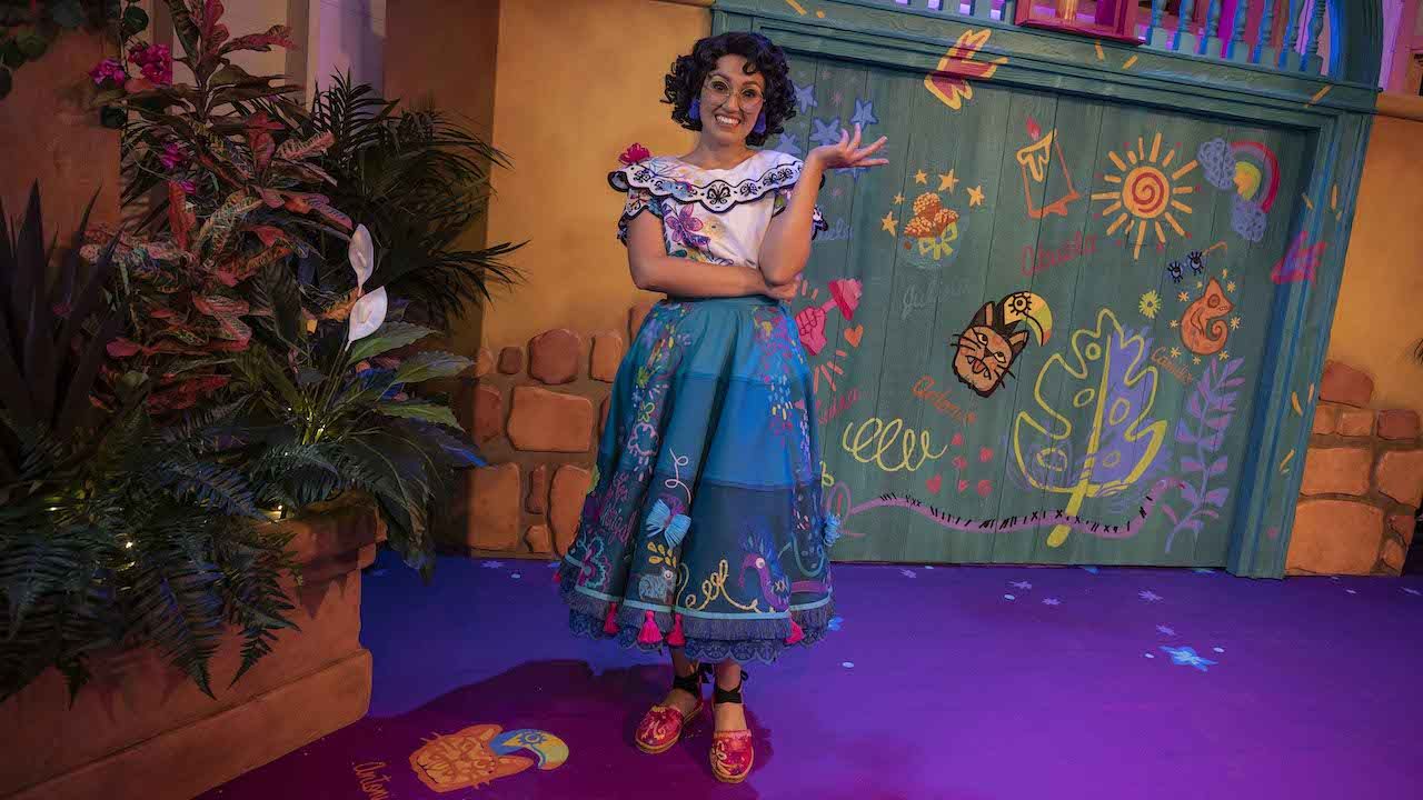 Mirabel Madrigal, Encanto, Cosplay, Bemalte Tür, Blumenrock, HD, Laptop-Hintergrundbild