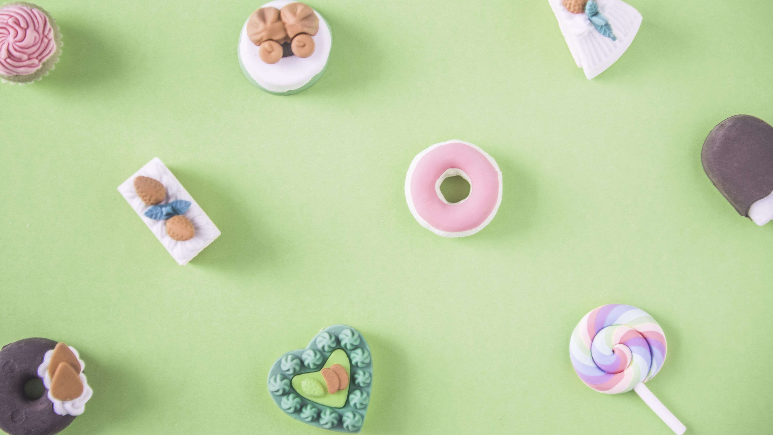 Desserts, Donut, Lutscher, Grüner Hintergrund, Draufsicht, 2K Wallpaper