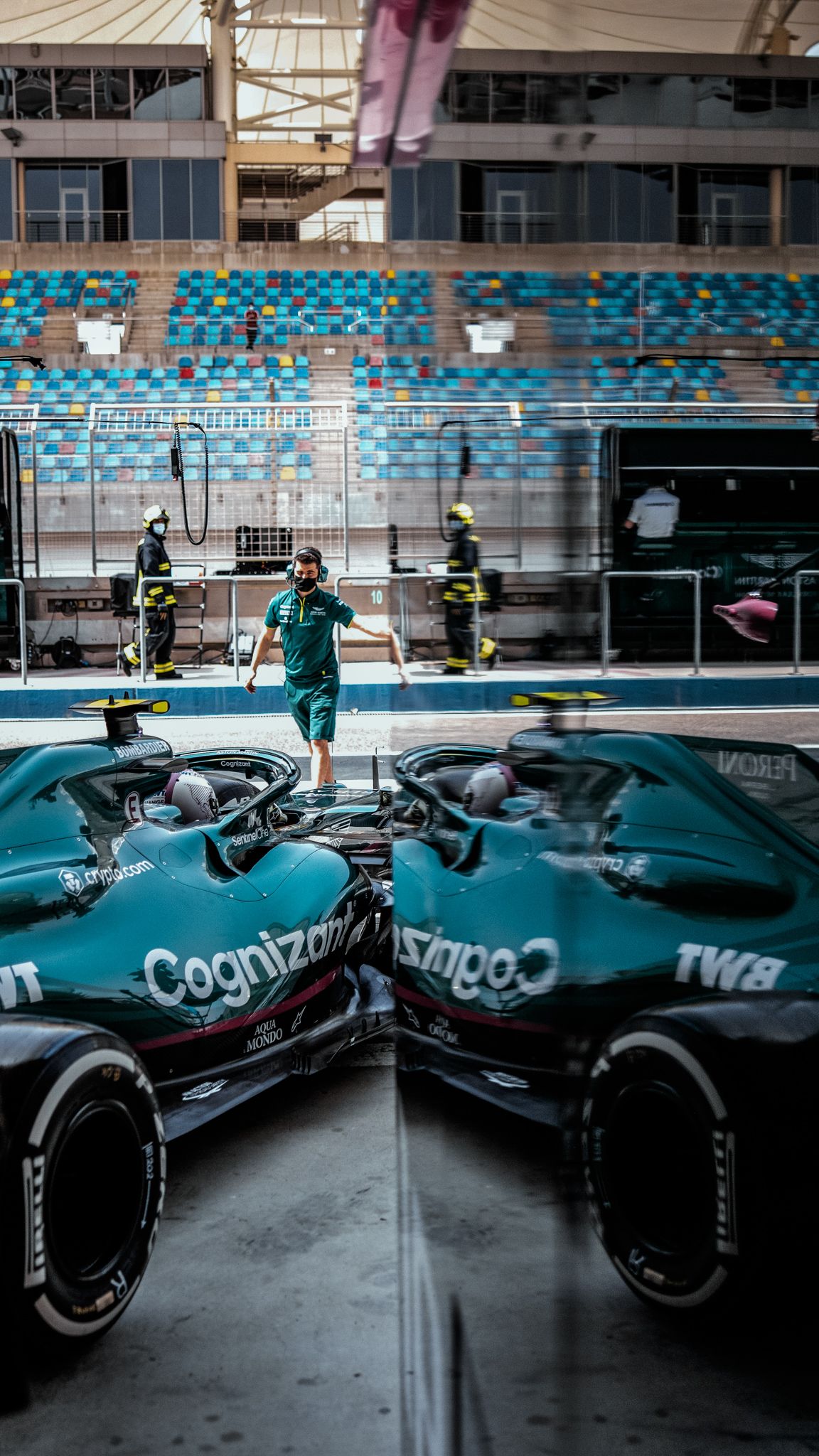 Aston Martin, Formel-1-Wagen, Spiegelung, Boxengasse, Grün, Full HD, Handy-Hintergrundbild