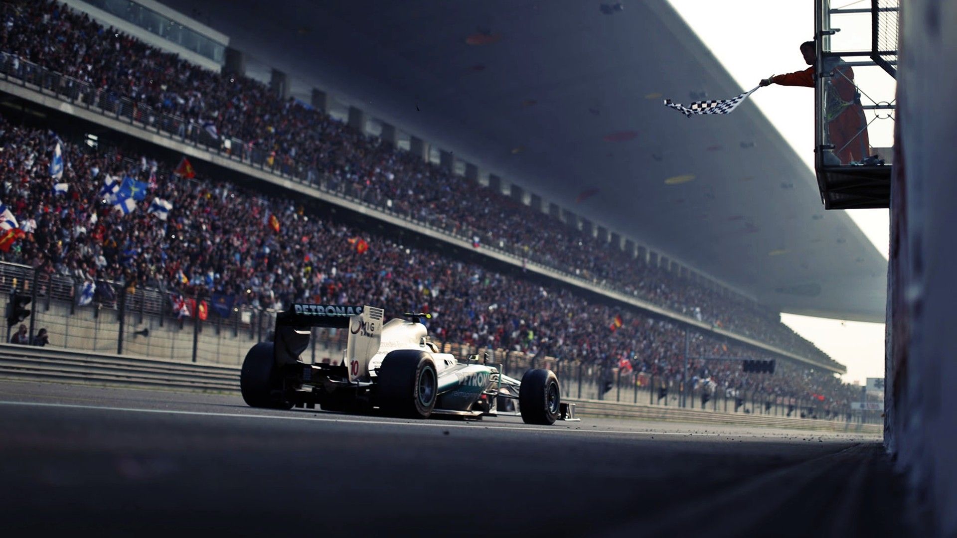 Formel-1-Wagen, Tribüne, Zuschauer, Rennstrecke, Weitwinkel, Full HD, Desktop-Hintergrund