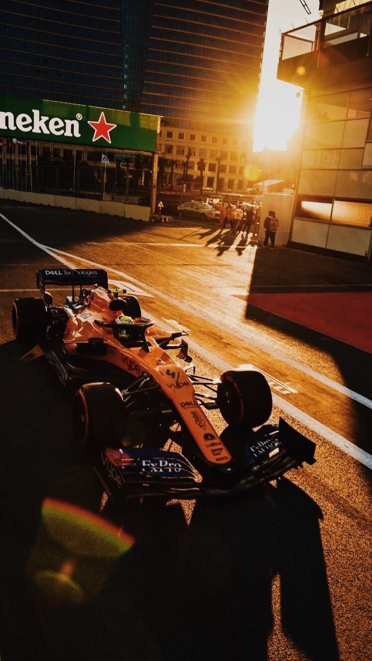 Formel 1, Boxengasse, Mechaniker, Gegenlicht, Nacht, Hochformat, Hintergrundbild fürs Smartphone