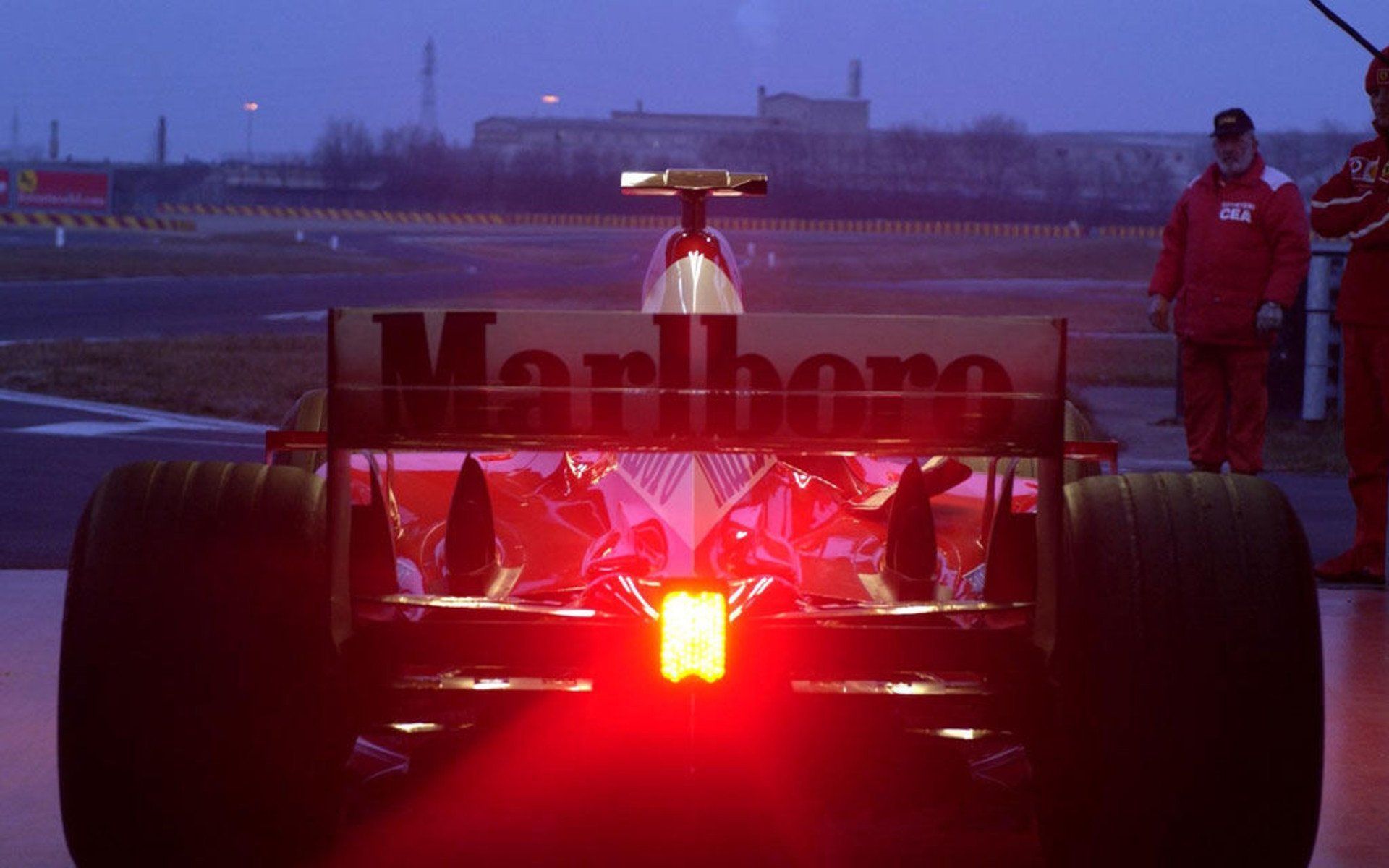 Scuderia Ferrari, Marlboro, Heckansicht, Regenlicht, Testfahrt, Full HD, MacBook-Hintergrundbild