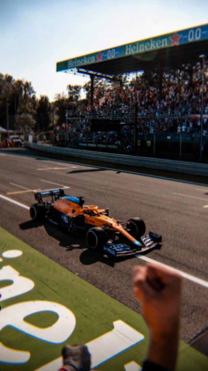 McLaren, Rennstrecke, Tribüne, Fans, Hochformat, Hintergrundbild für iPhone und Android