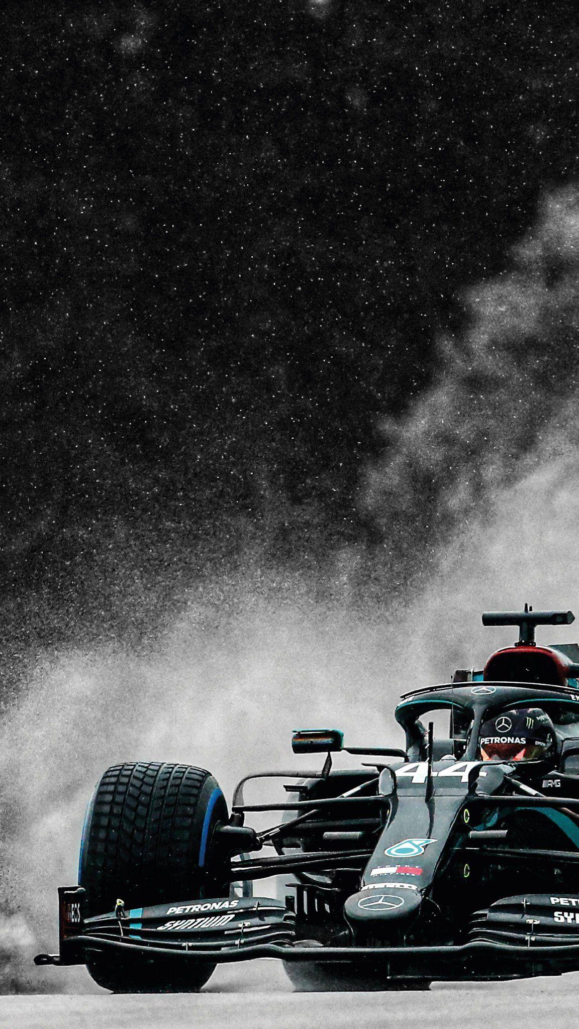 Mercedes-AMG Petronas, Formel-1-Wagen, Gischt, Regenrennen, Schwarz-Weiß, Android-Hintergrundbild