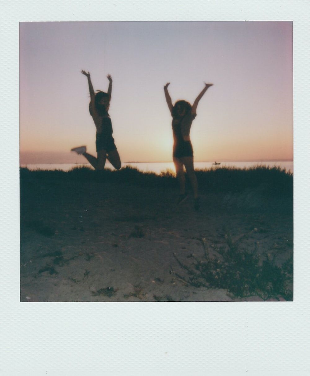 Polaroid, Freundinnen, Sprung, Sonnenuntergang, Strand, HD, iPad-Hintergrundbild