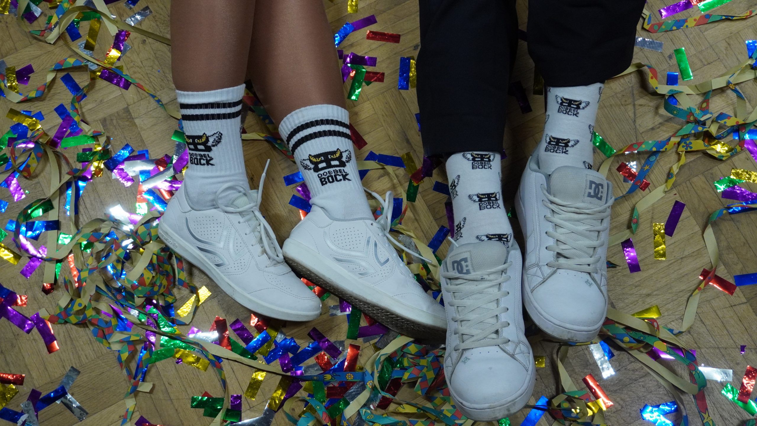 Weiße Sneaker, Socken, Konfetti, Füße, Party, 2K, Hintergrund für den Desktop