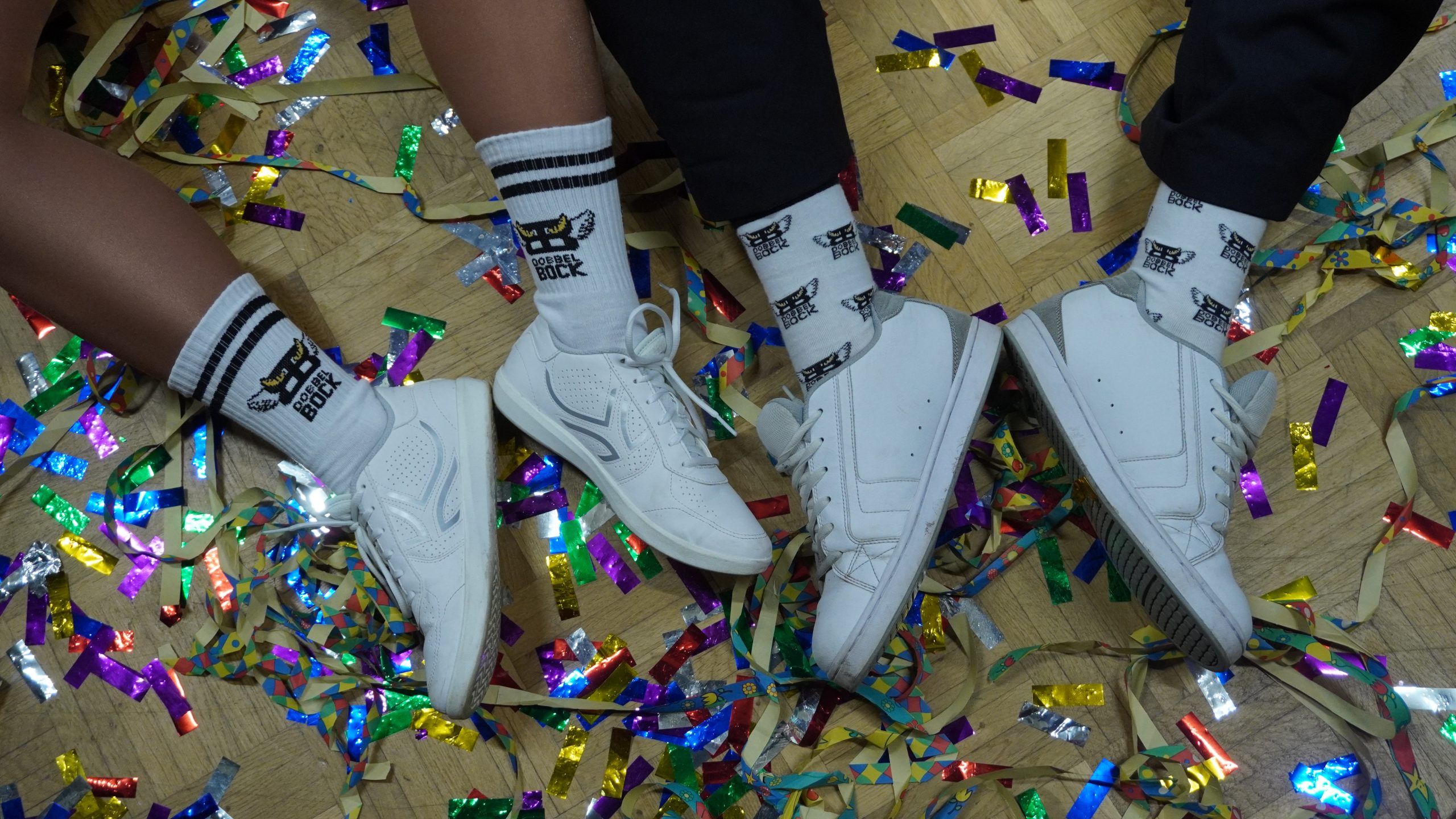 Weiße Sneaker, Socken, Konfetti, Füße, Feier, 2560x1440, 2K-Hintergrundbild für PC