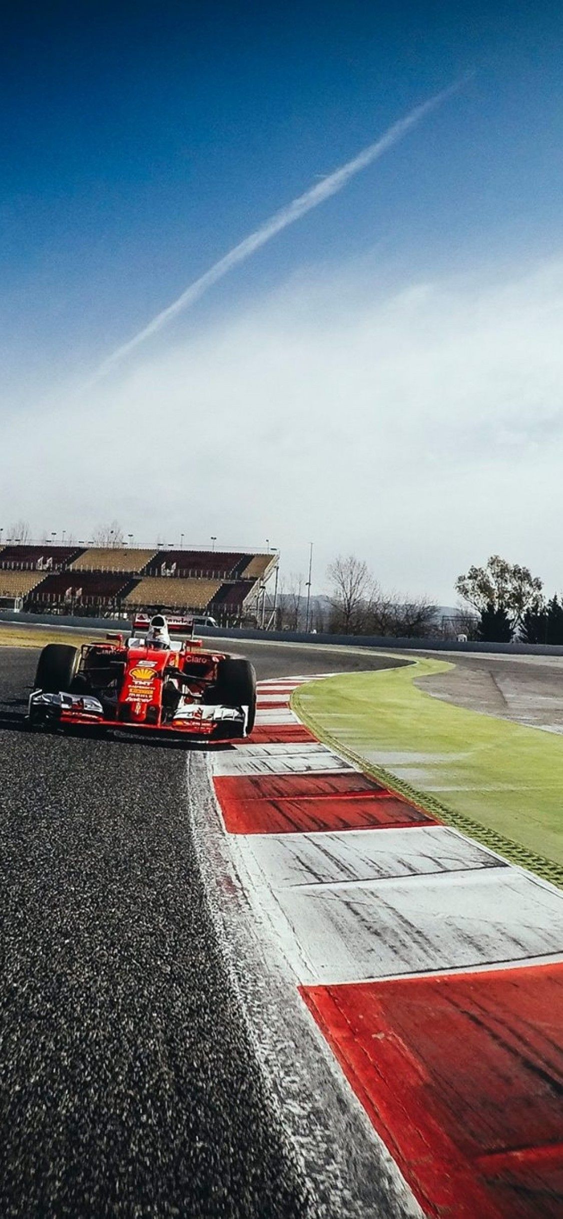 Formel-1-Wagen, Rennstrecke, Kerbs, Blauer Himmel, Hochformat, 1125x2436, Handy-Hintergrund
