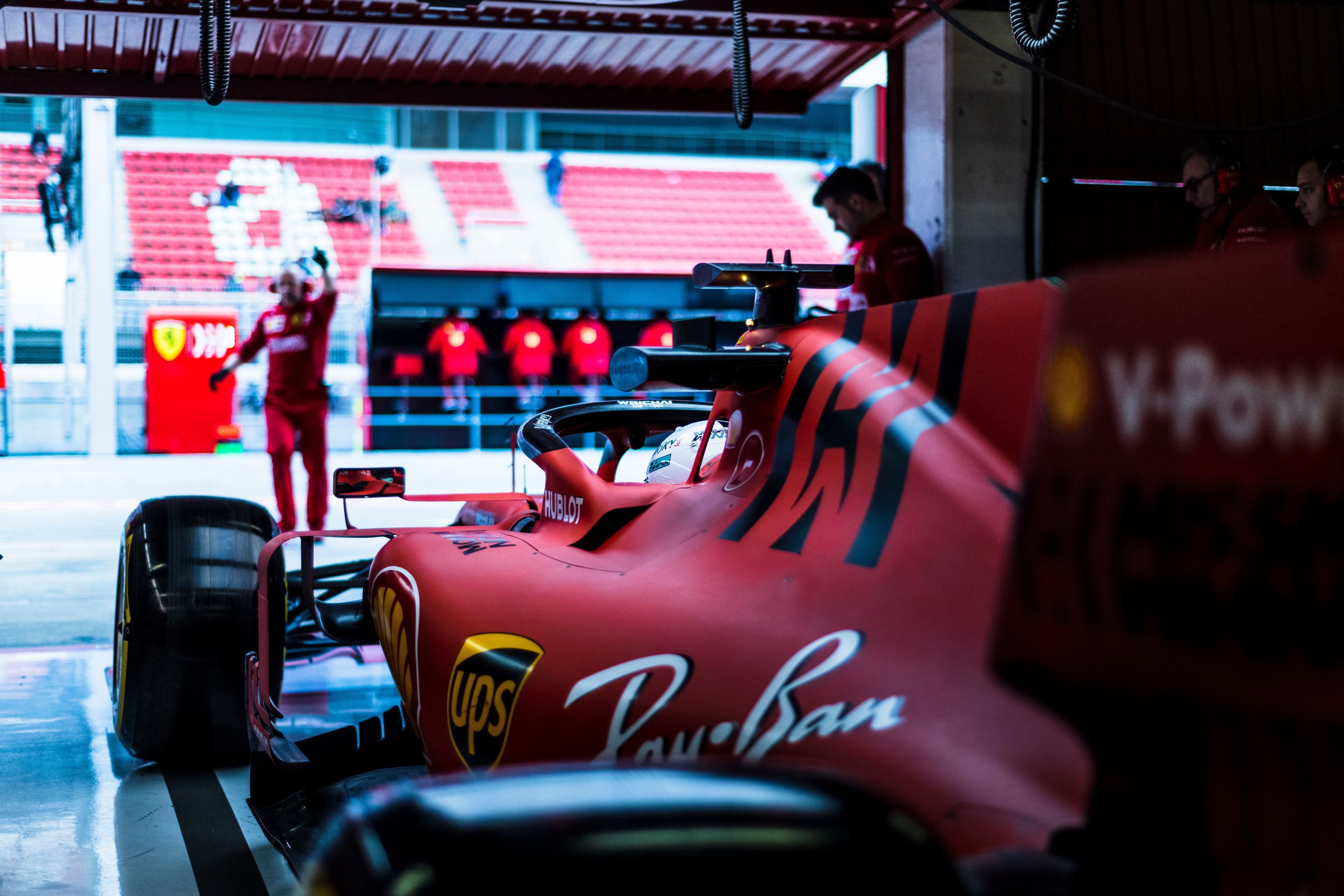Scuderia Ferrari, Boxengasse, Garage, Mechaniker, Rot, 4K, Hintergrundbild für den PC
