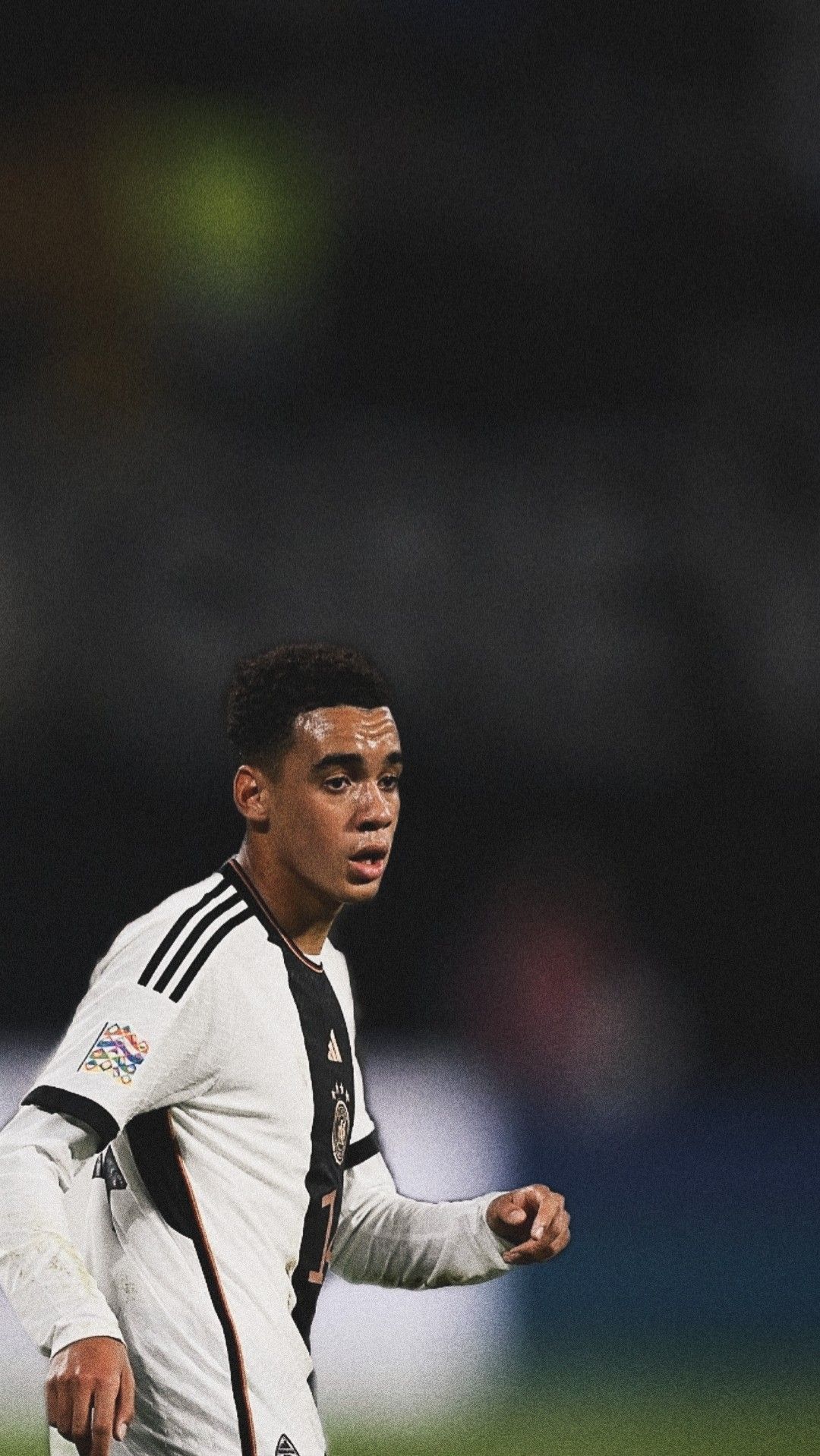 Deutsche Nationalmannschaft, Fußballspieler, Weißes Trikot, Dunkler Hintergrund, Sperrbildschirm