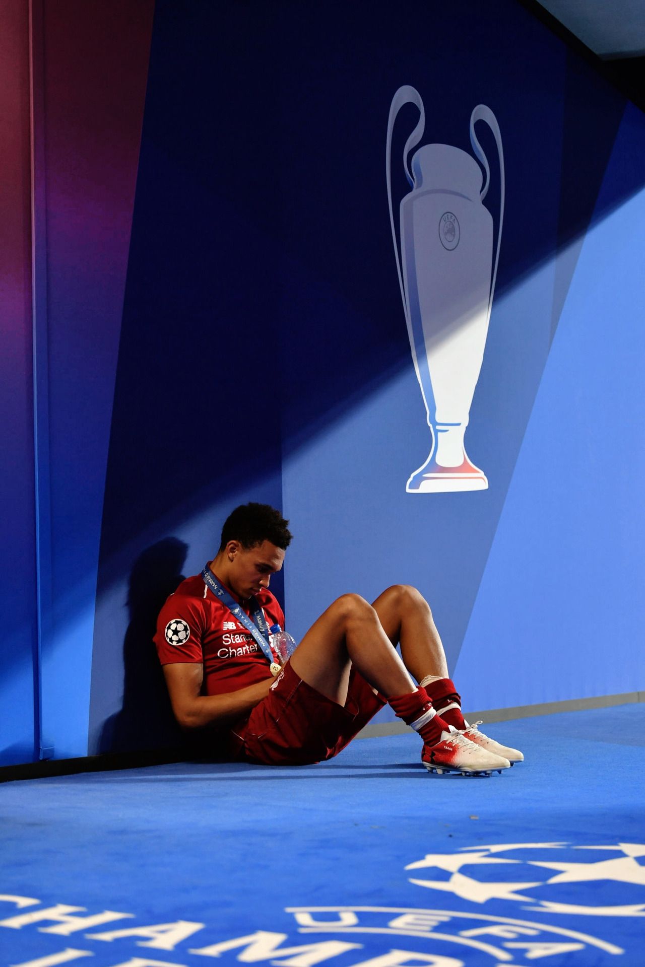 UEFA Champions League, Pokal, Spieler, Blau, Enttäuschung, Full HD, Handy-Hintergrundbild