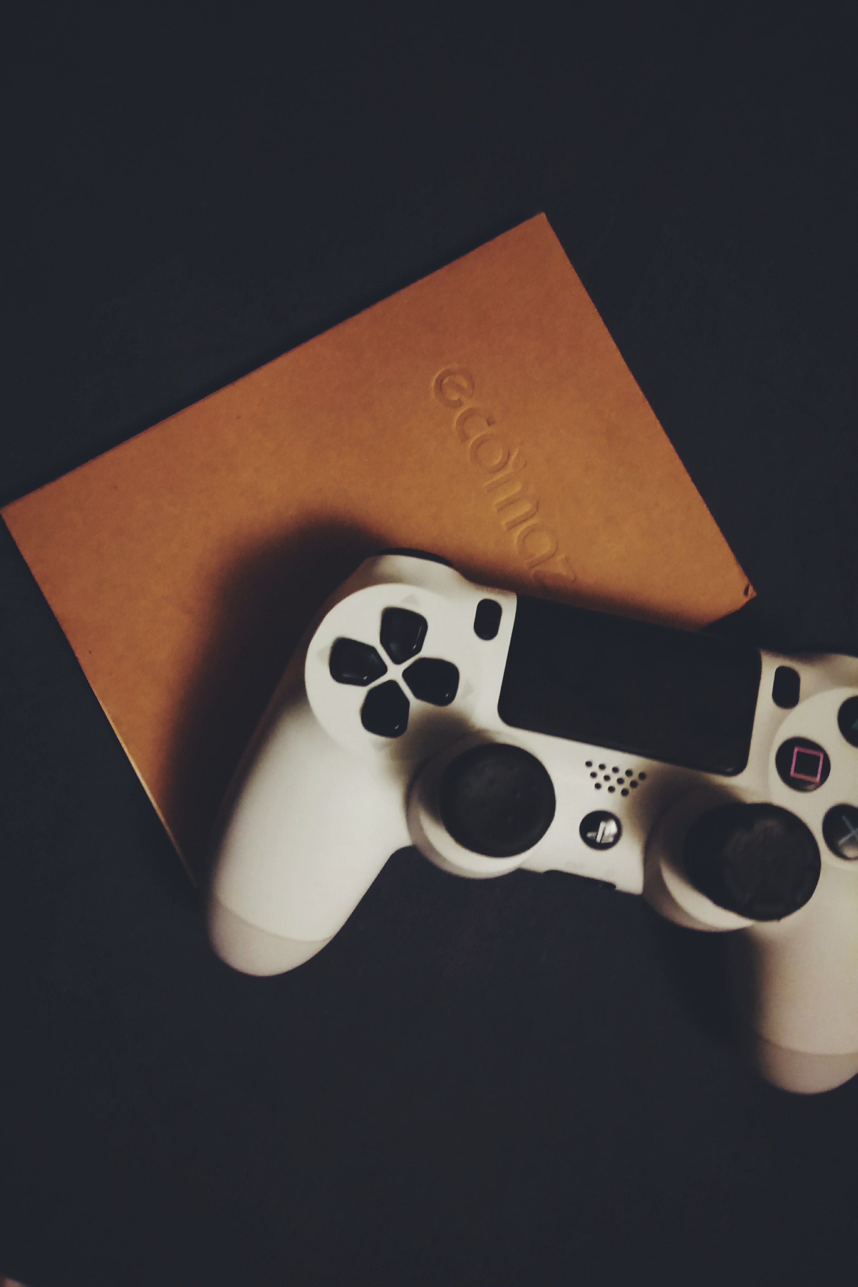DualShock 4, Weißer Controller, Kraftpapier, Dunkler Hintergrund, Sperrbildschirm fürs iPhone