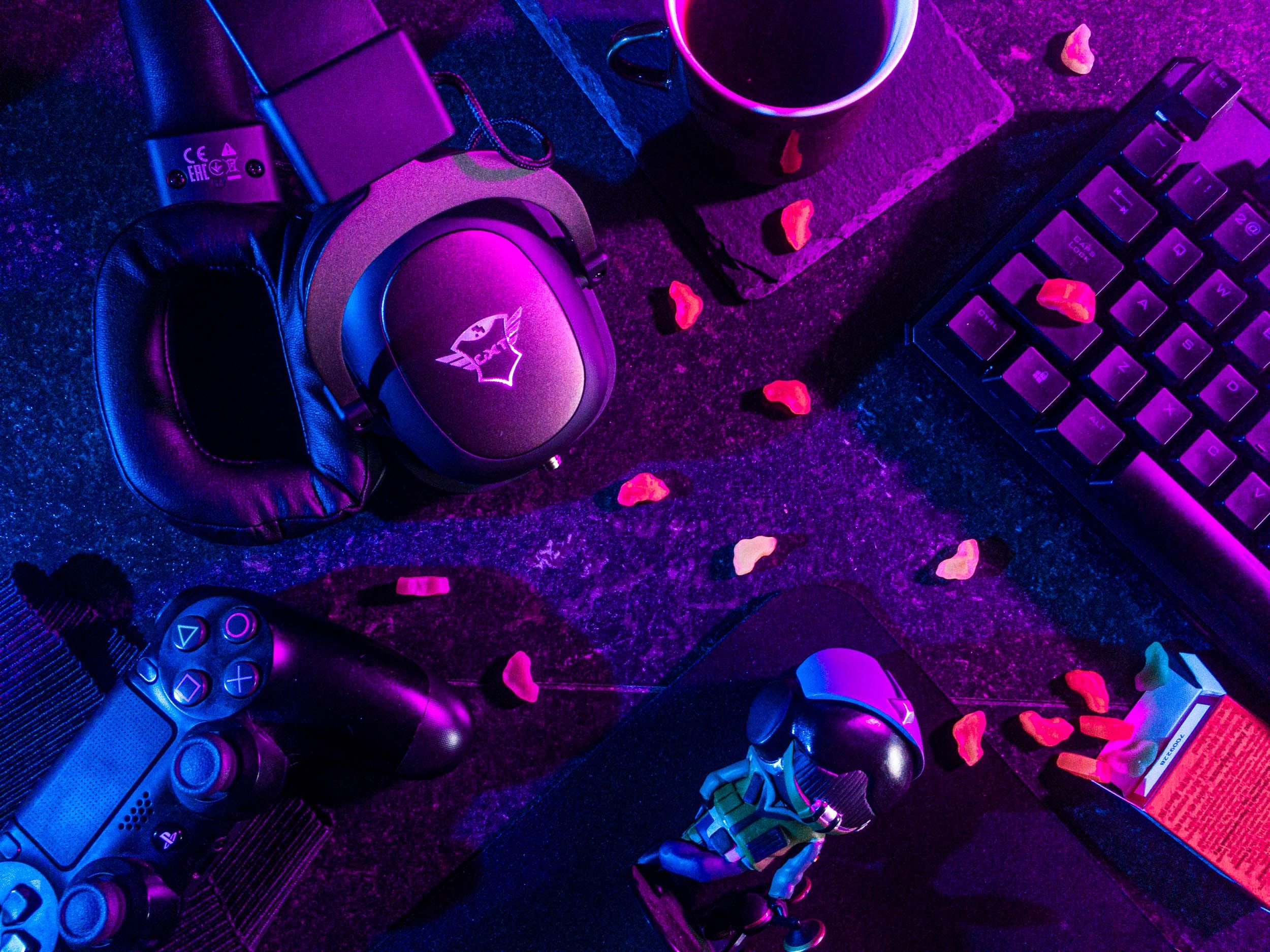 Gaming-Setup, Headset, Tastatur, Draufsicht, Lila Licht, Full HD, Tablet-Hintergrund