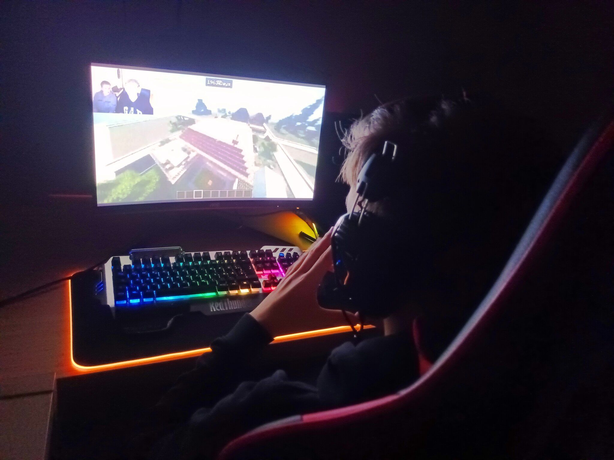 Gamer, Gaming-PC, RGB-Tastatur, Monitor, Dunkel, Full HD, Hintergrundbild fürs Tablet