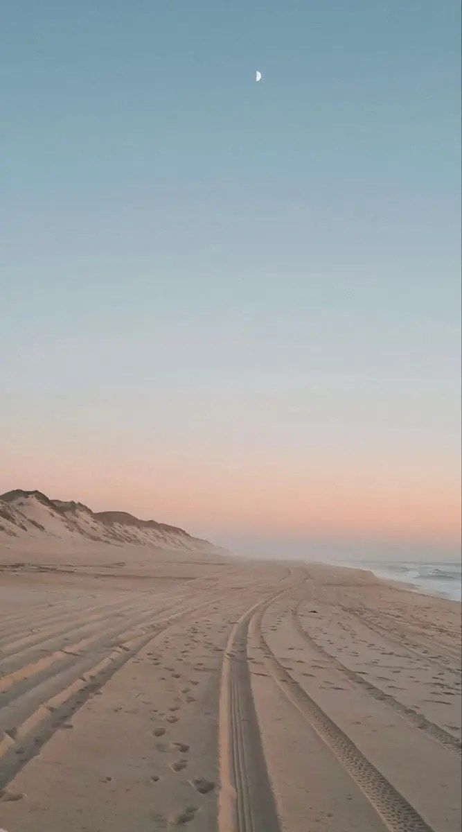 Strand, Sand, Reifenspuren, Abendhimmel, Minimalistisch, Hintergrundbild fürs Handy