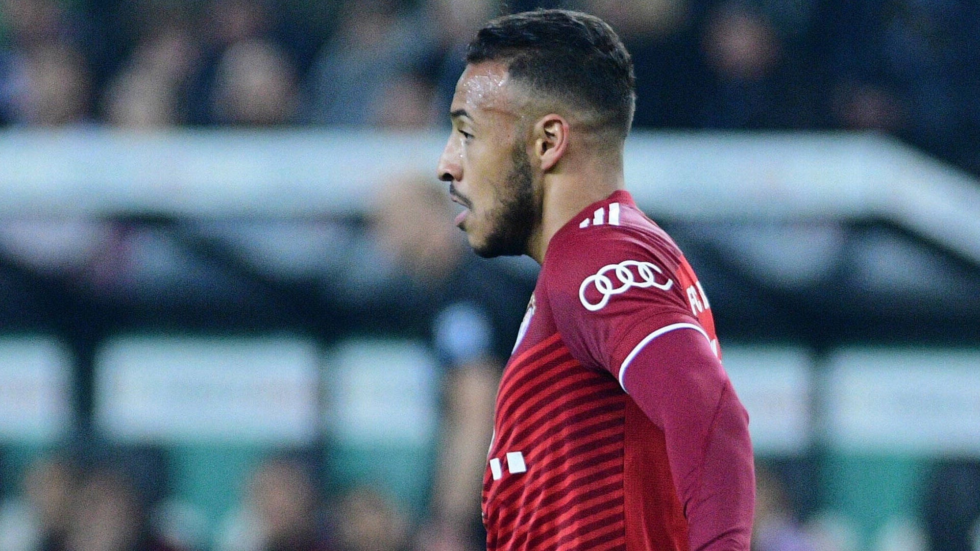 FC Bayern München, Fußballspieler, Rotes Trikot, Profil, Stadion, Full HD, Windows-Hintergrundbild