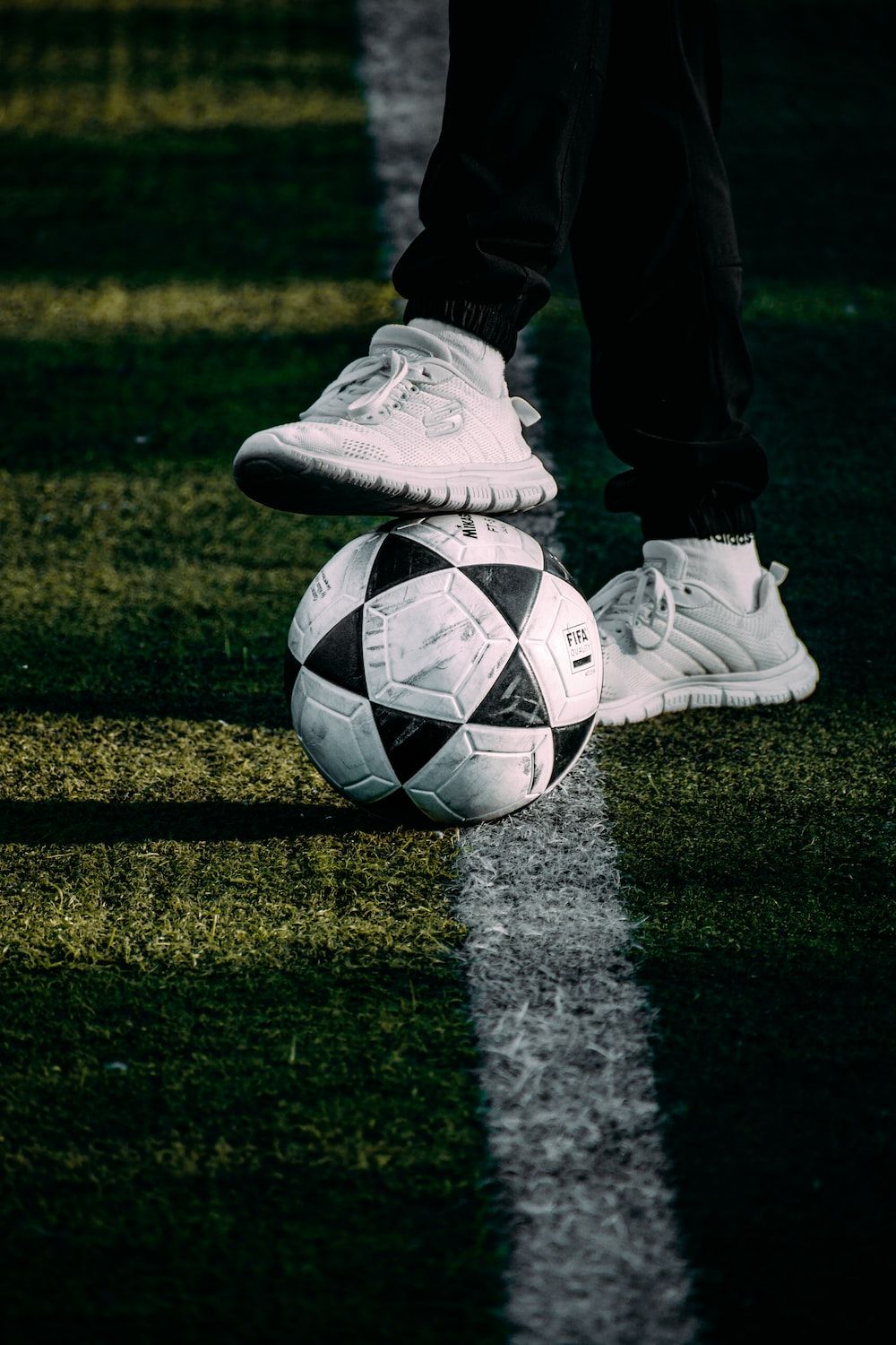 Fußball, Champions-League-Ball, Seitenlinie, Rasen, Fußballschuhe, Hintergrundbild fürs Handy