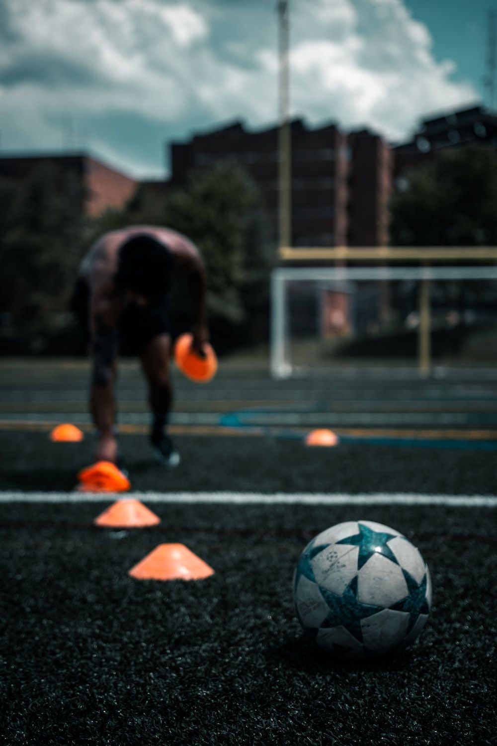 Training, Hütchen, Fußball, Sportplatz, Bewölkt, HD, Handy-Hintergrund im Hochformat