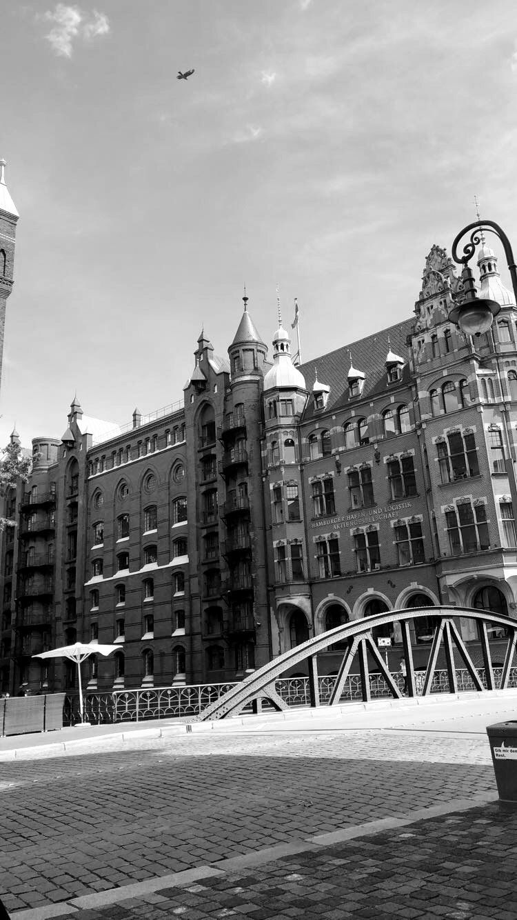 Speicherstadt, Hamburg, Brücke, Backsteinbauten, Schwarz-Weiß, Hintergrundbild fürs Handy