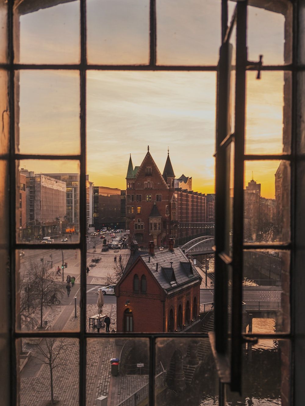 Hamburg, Fensterblick, Kirchturm, Sonnenuntergang, Sprossenfenster, HD, Tablet-Hintergrund