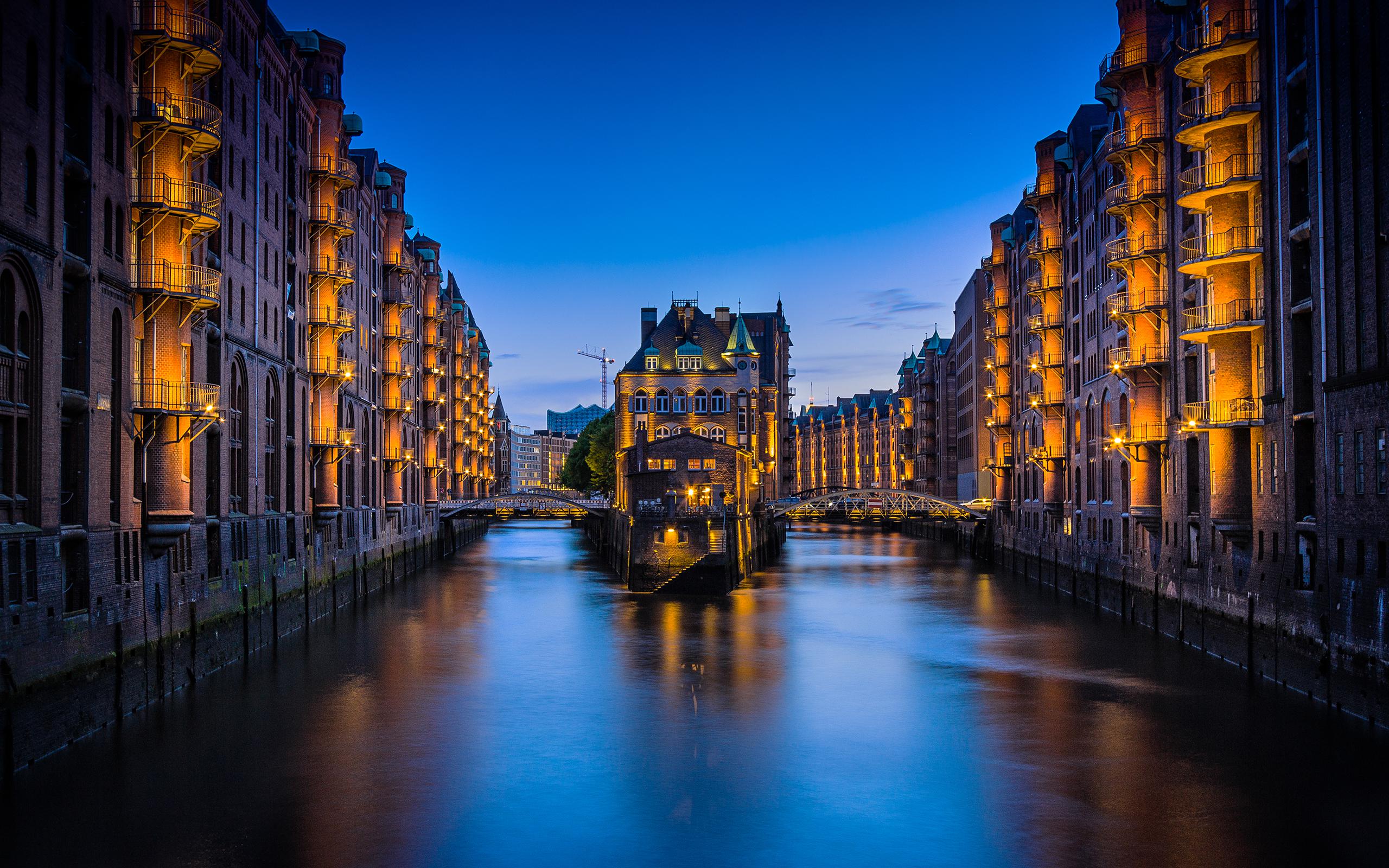 Wasserschloss, Speicherstadt, Hamburg, Blaue Stunde, Spiegelung, 2K, Breitbild-Hintergrundbild
