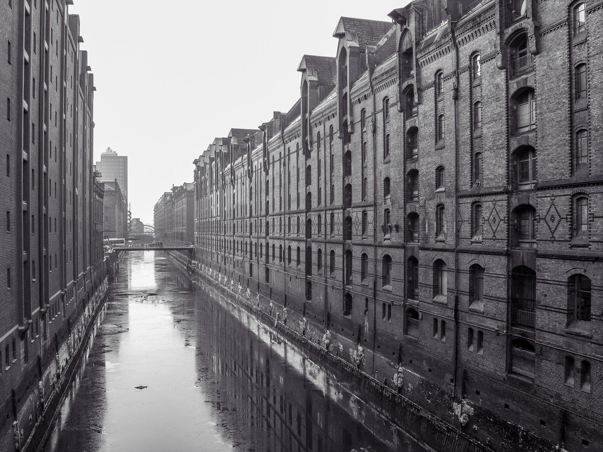 Speicherstadt, Hamburg, Kanal, Backsteinbauten, Schwarz-Weiß, Spiegelung, Hintergrundbild fürs iPad