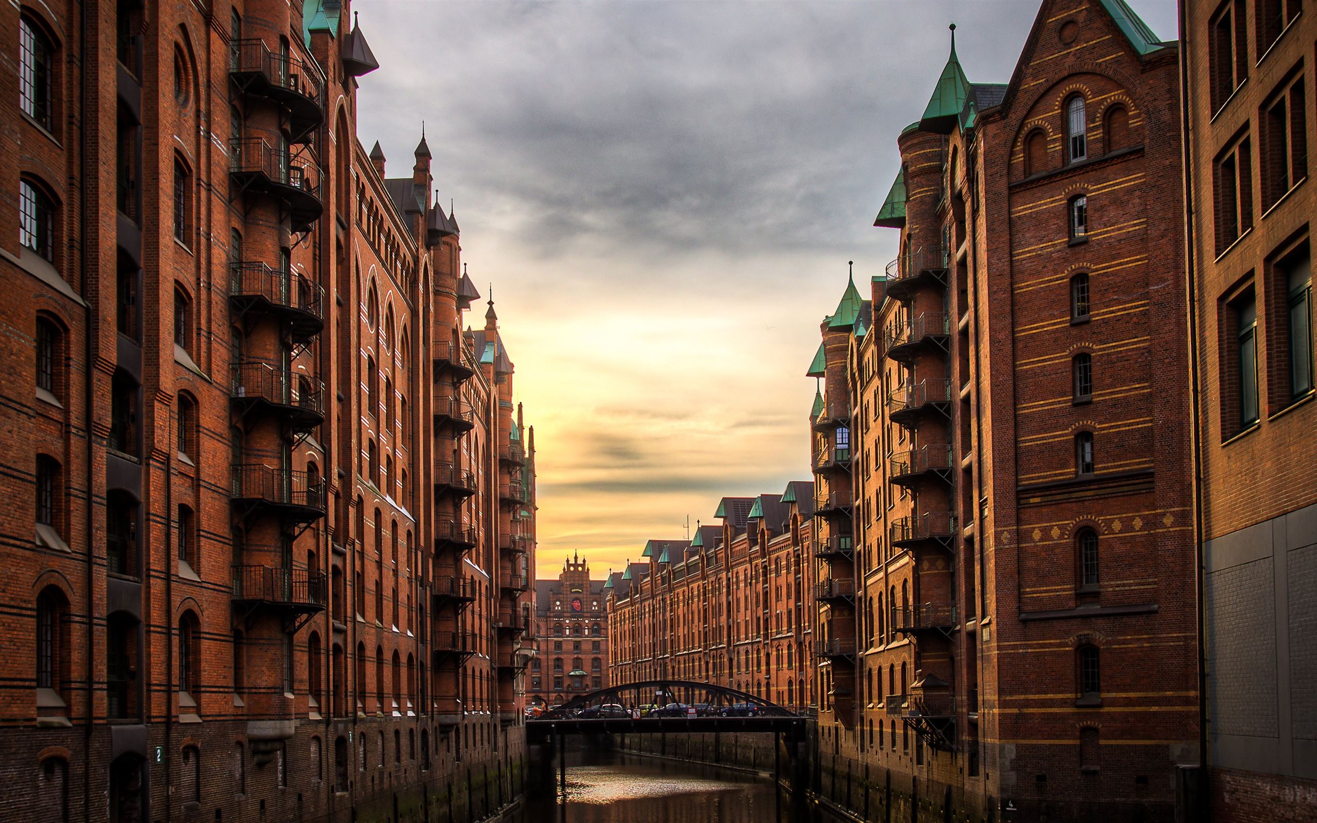 Speicherstadt, Hamburg, Backsteingotik, Fleet, Abendlicht, 2K, Windows-Hintergrundbild