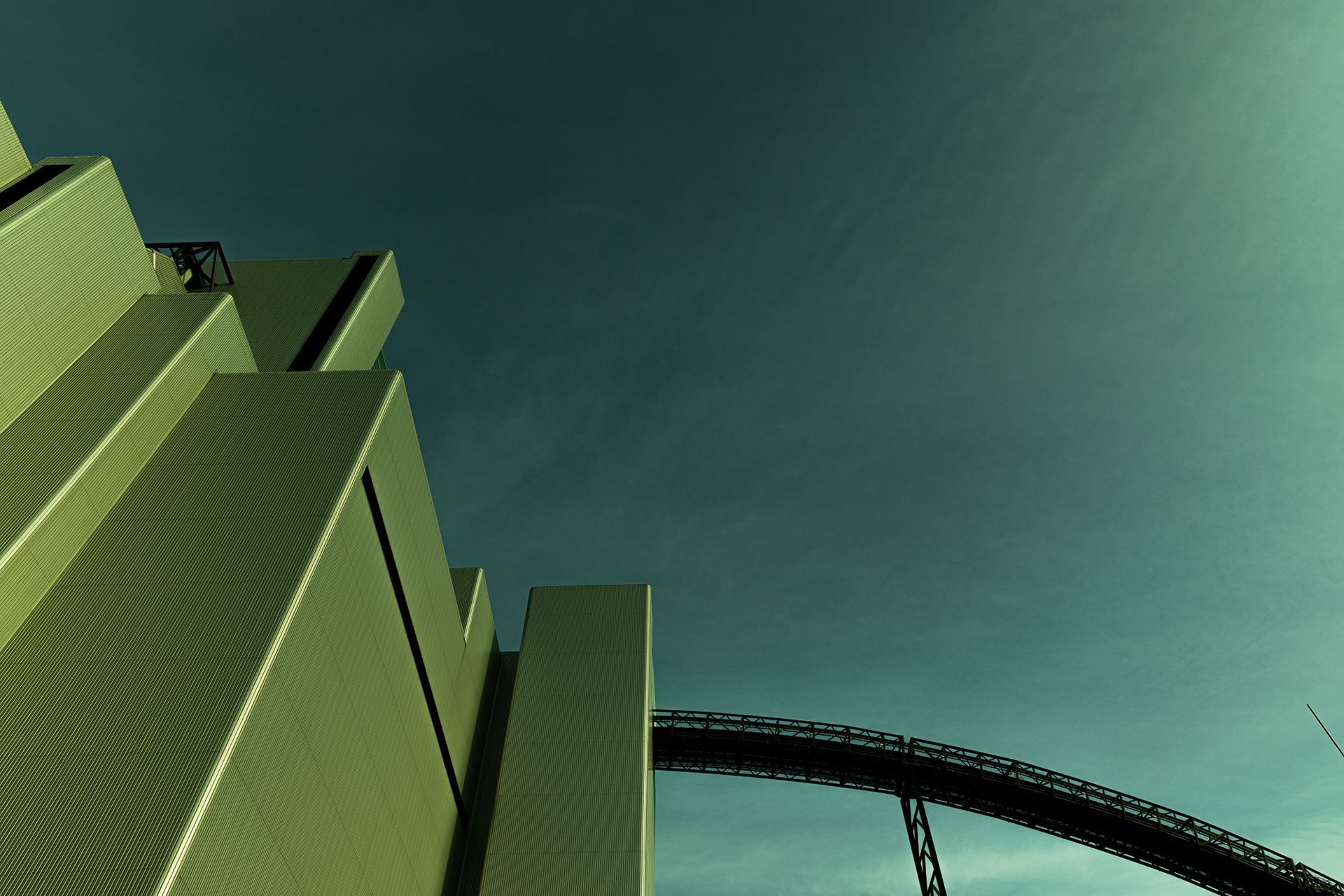 Moderne Architektur, Brücke, Grün, Froschperspektive, Minimalistisch, Full HD, Windows-Hintergrundbild