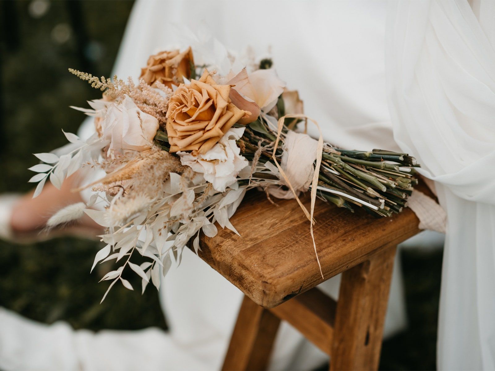 Brautstrauß, Trockenblumen, Holzhocker, Boho, HD, iPad-Hintergrundbild