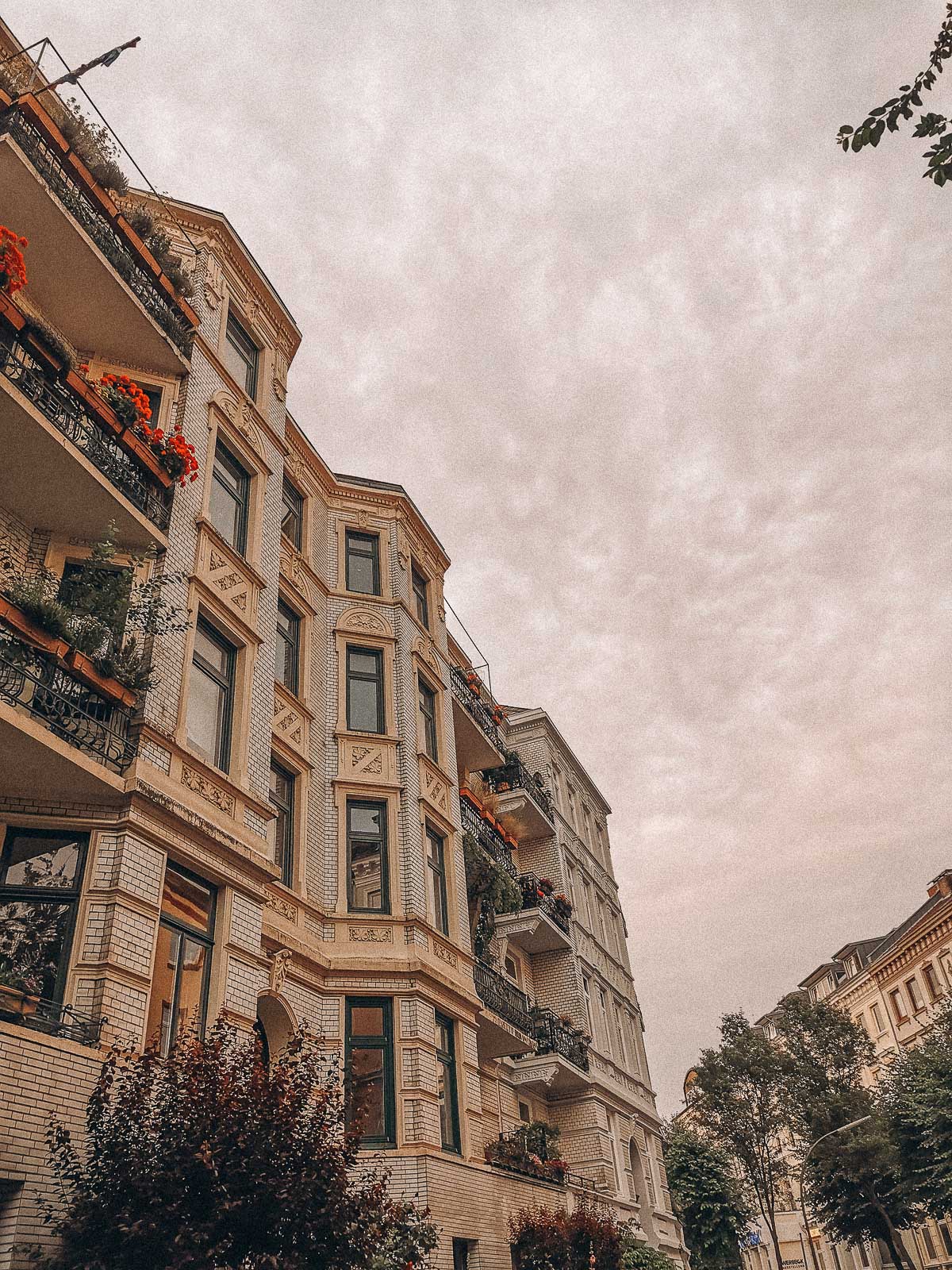 Altbau, Fassade, Balkone, Froschperspektive, Bewölkter Himmel, Full HD, Tablet-Hintergrund