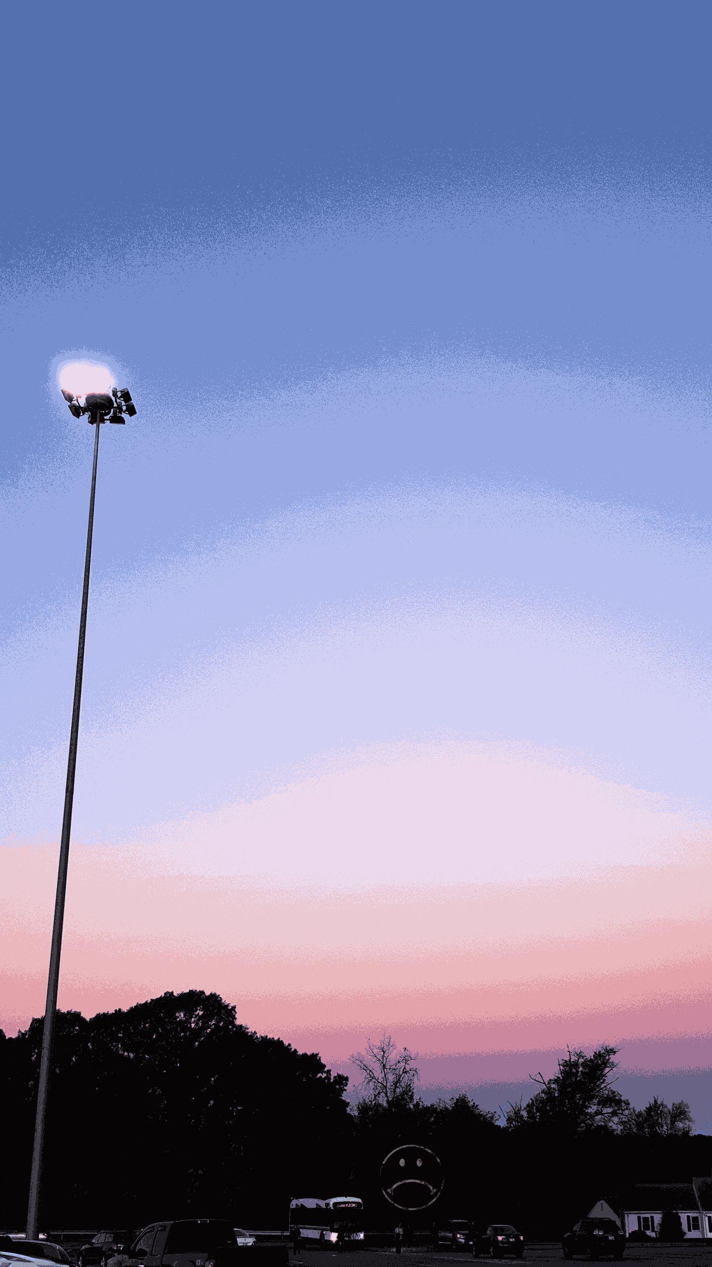Straßenlaterne, Abenddämmerung, Bäume, Pastellhimmel, Hochformat, QHD+, Handy-Hintergrundbild